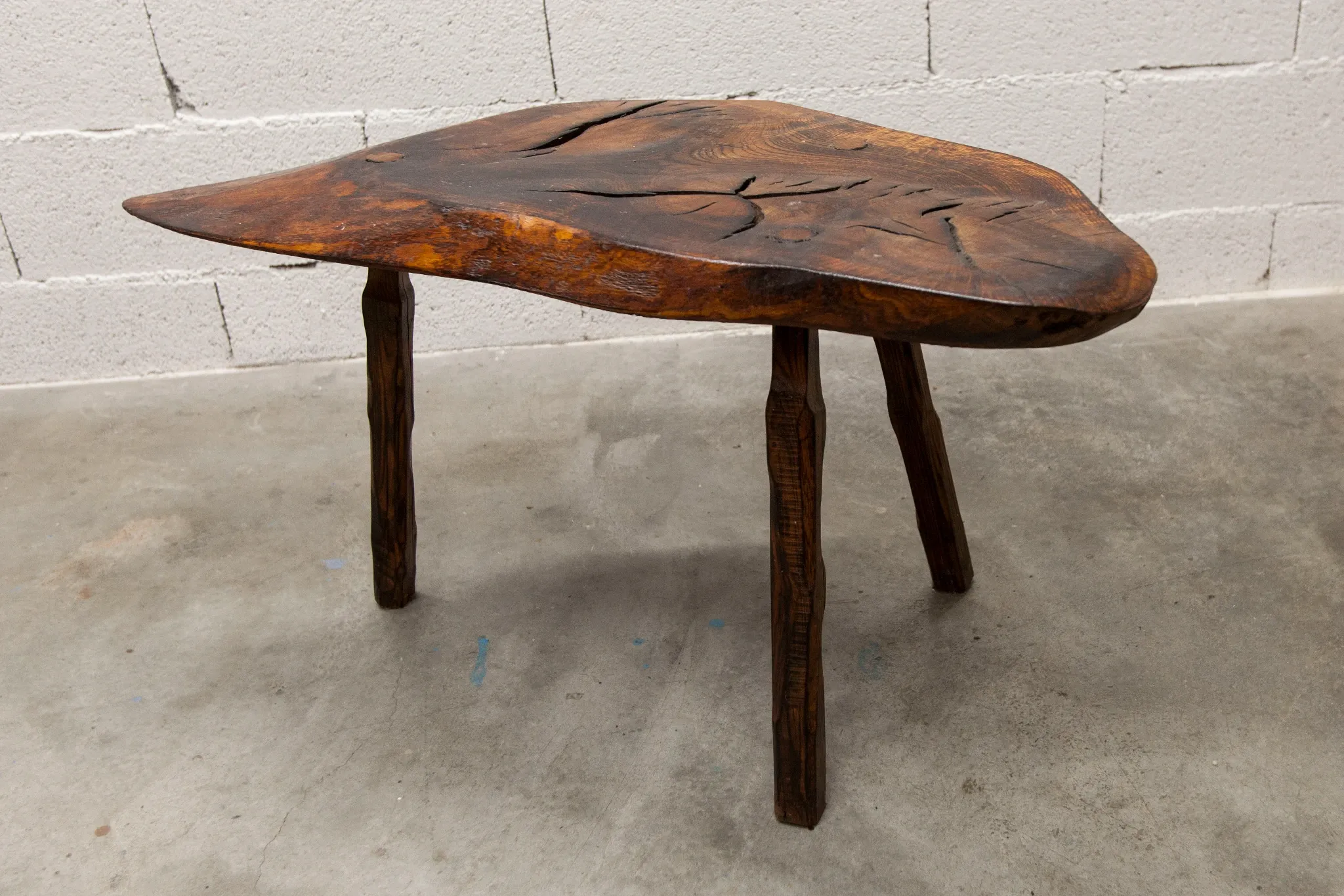 Table basse ou d'appoint brutaliste tripode asymétrique atypique 1960
