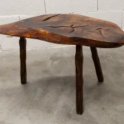 Table basse ou d'appoint brutaliste tripode asymétrique atypique 1960