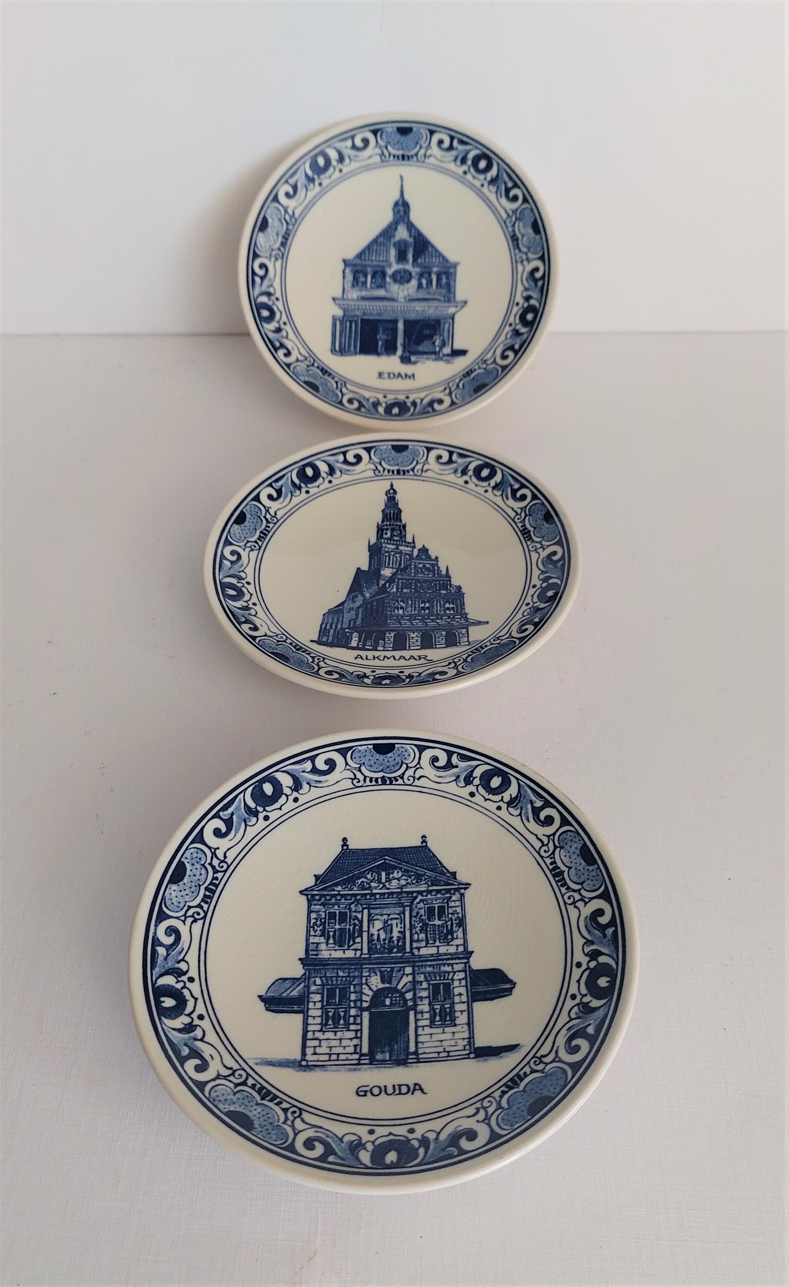 set of 3 decorative plates Delft