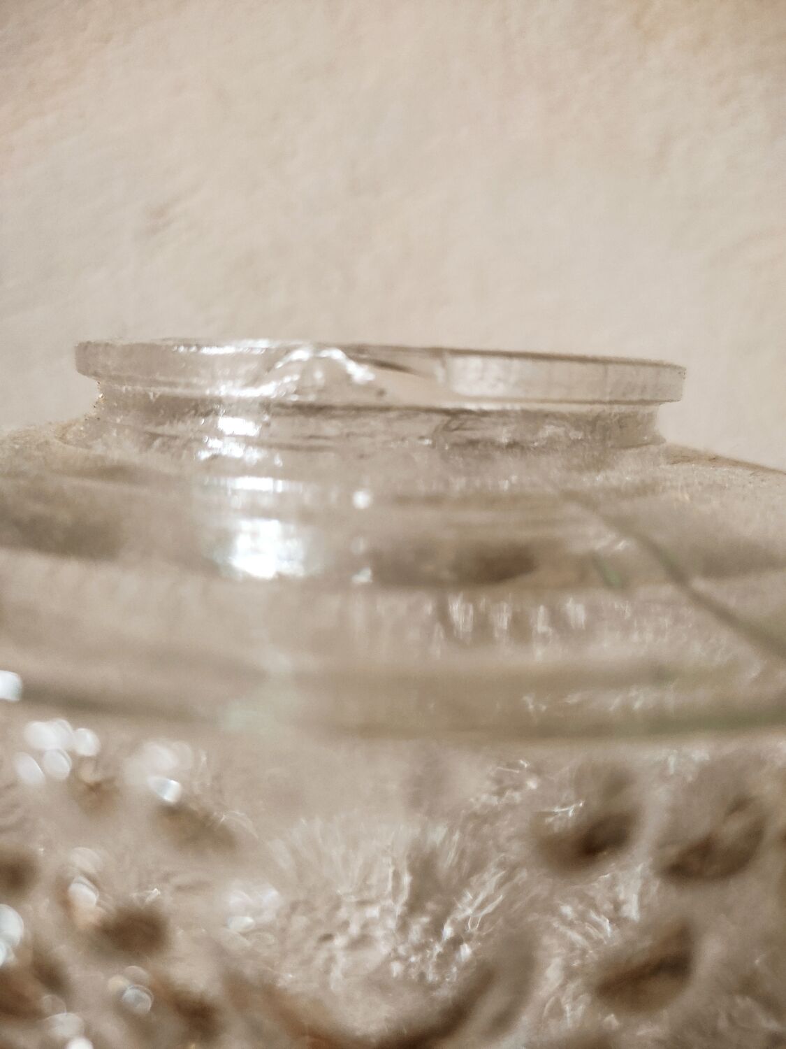 Cylindrical tulip in bubbled glass for suspension