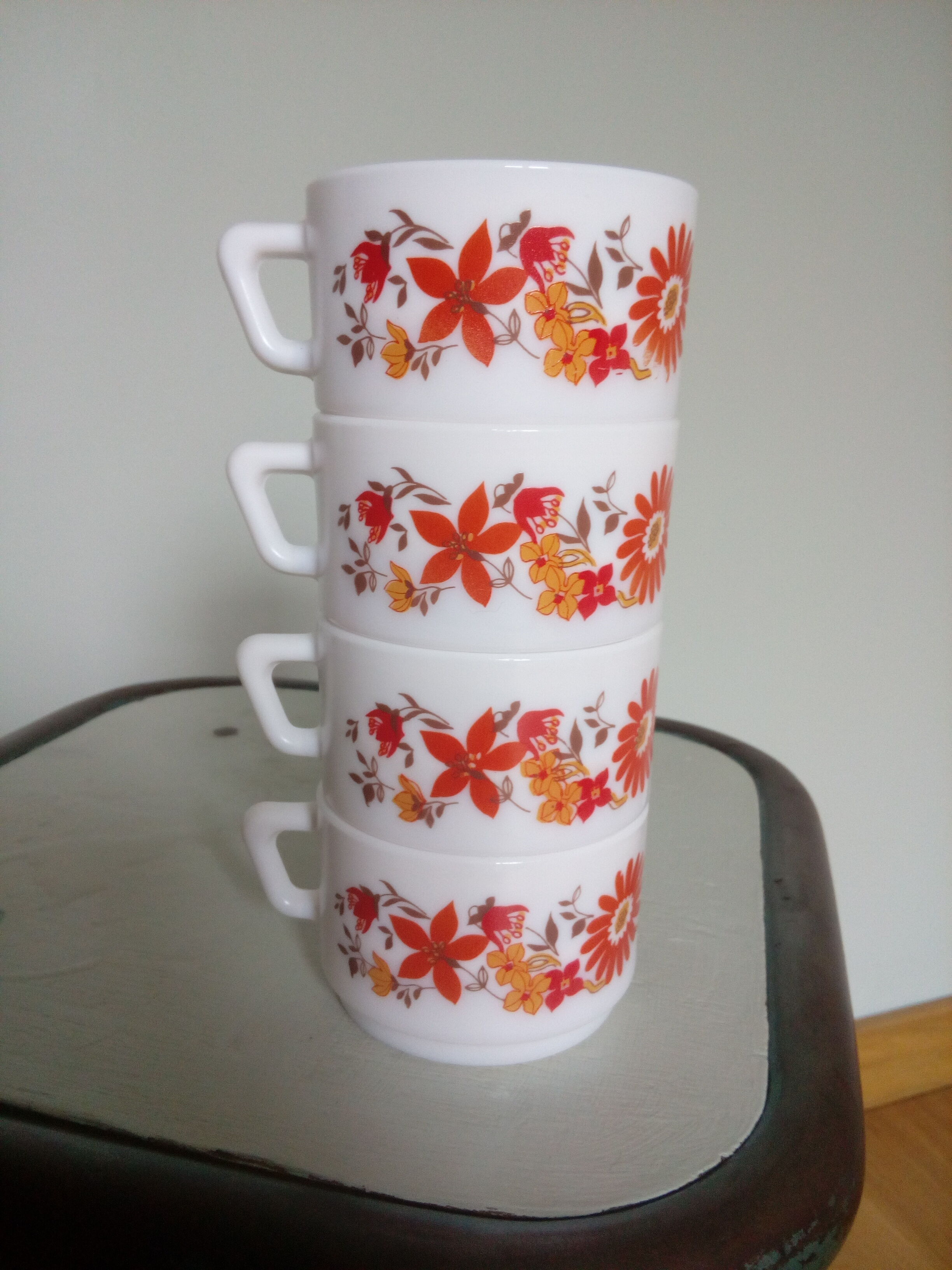 Arcopal cups flower patterns 70s