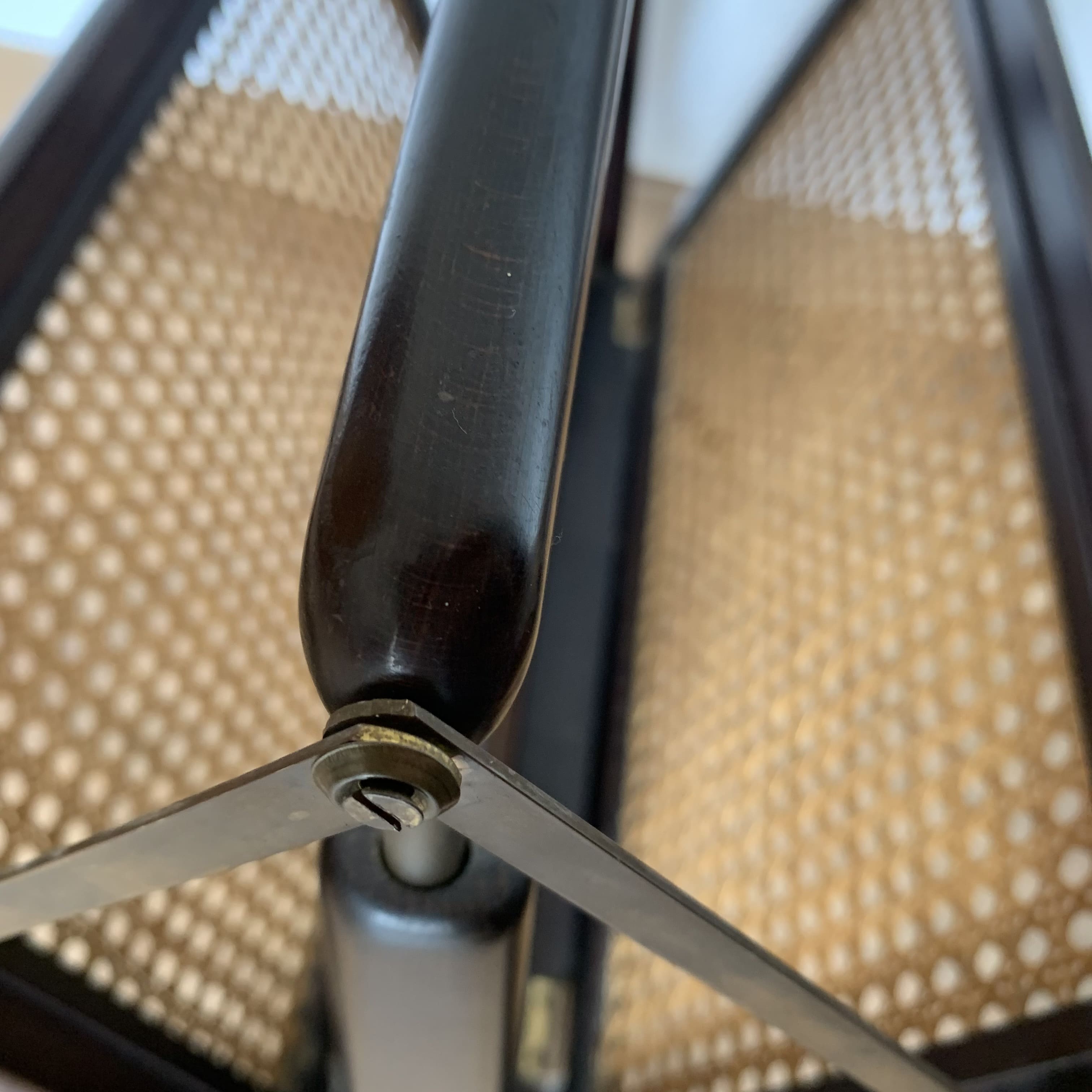 Folding magazine rack