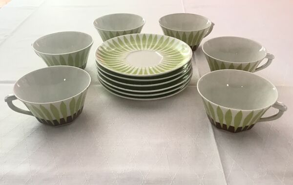 Service porcelaine à thé ou café vintage, aluminite Frugier, décor herbe stylisée