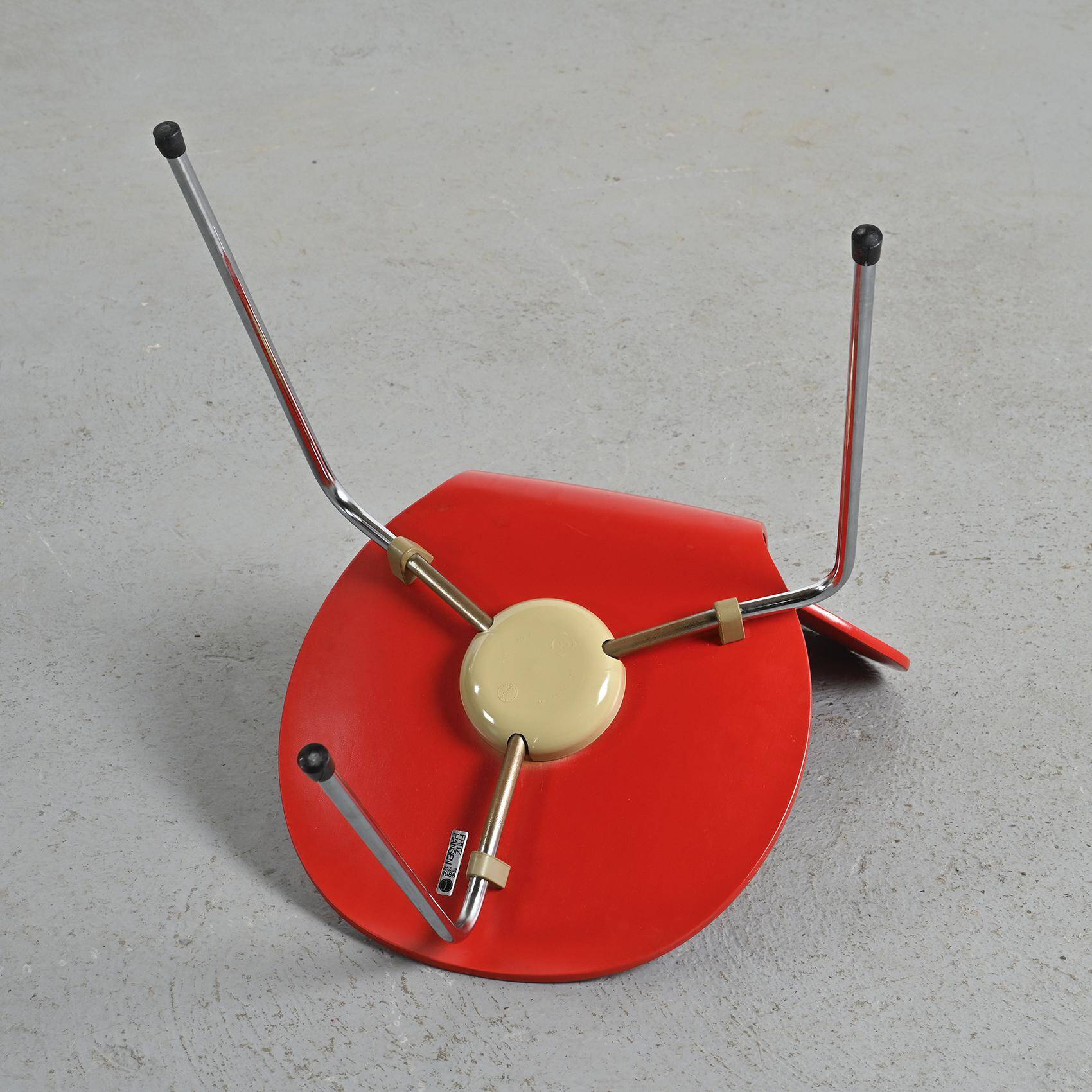 Ensemble de trois chaises "Fourmi", Arne Jacobsen, 1974