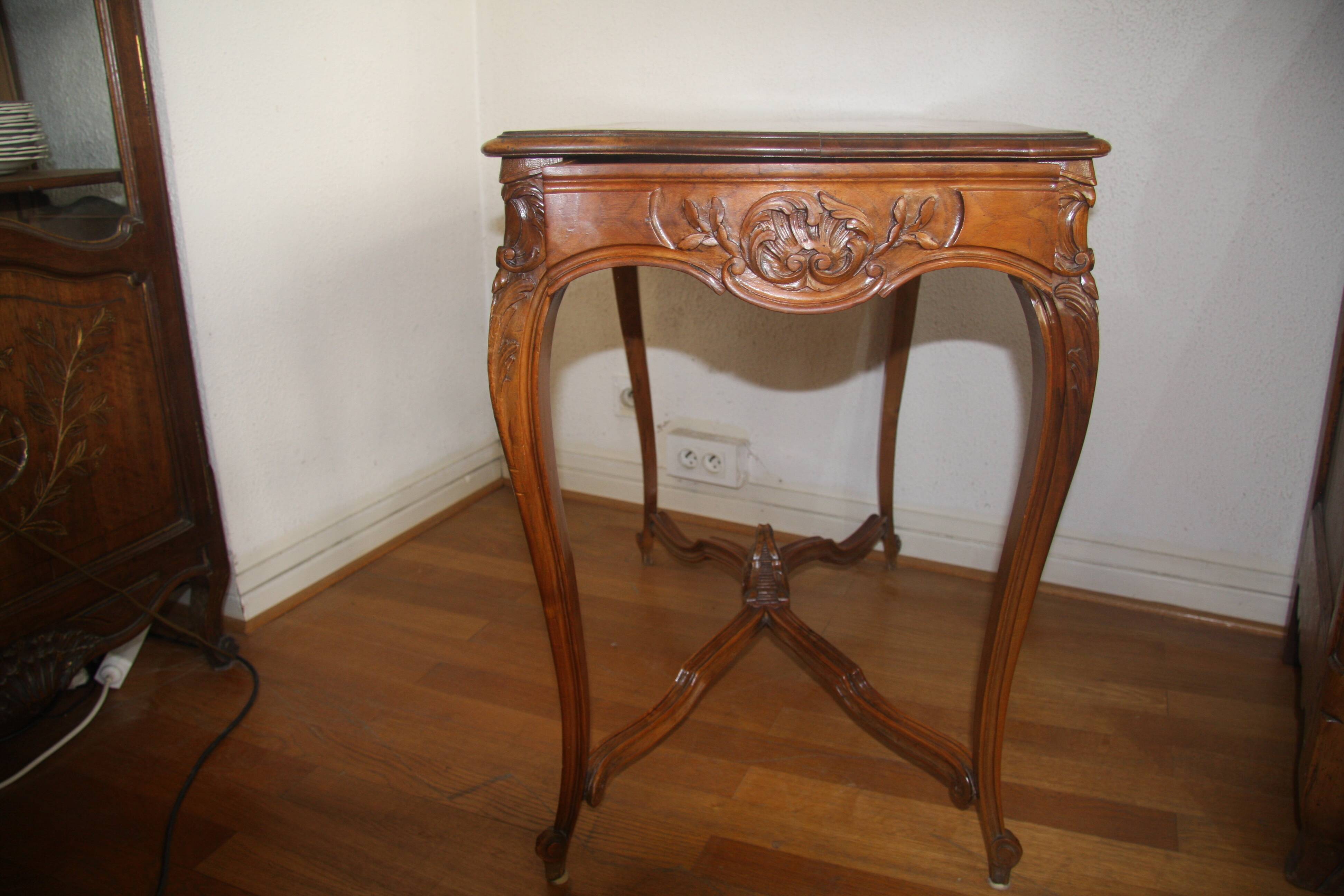 Table bureau et sa chaise de style Louis X.V. en noyer