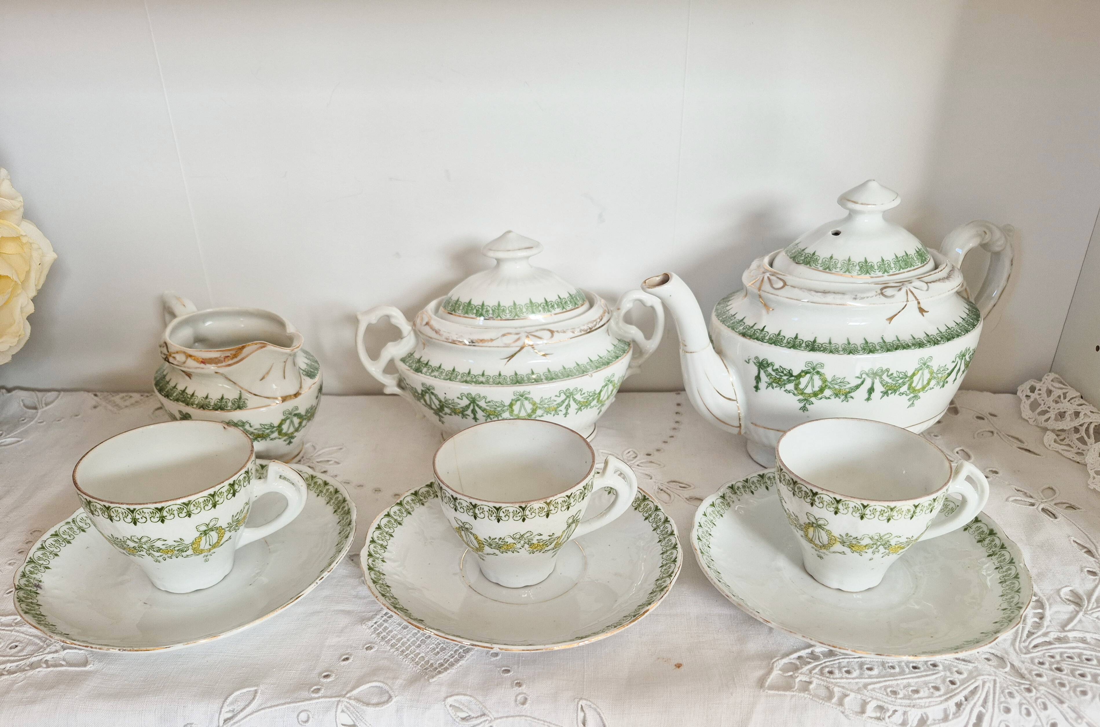 Fine porcelain coffee service, green and gold (ref 5)