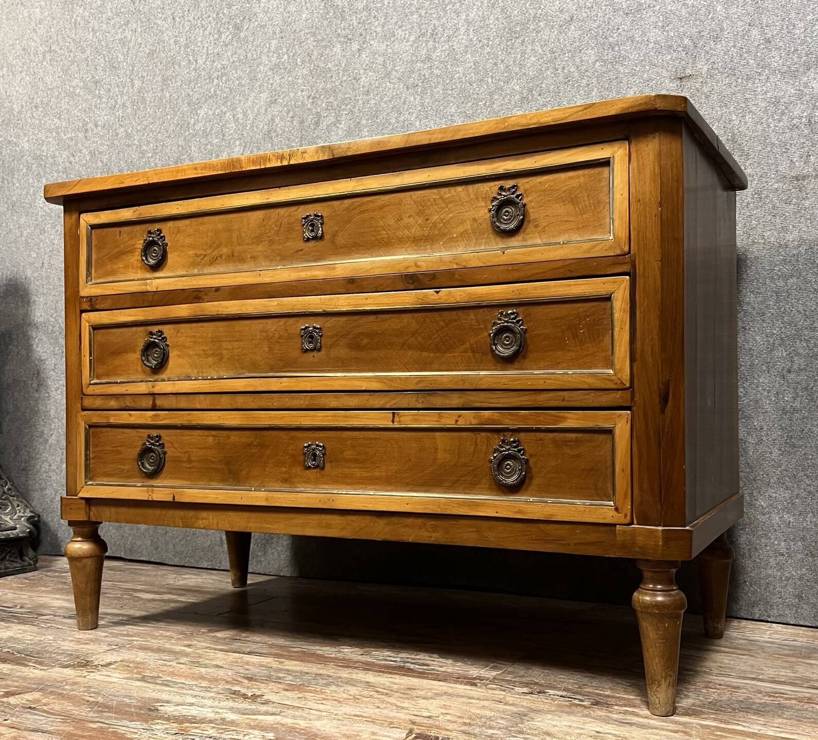 Superbe commode époque Louis XVI en noyer