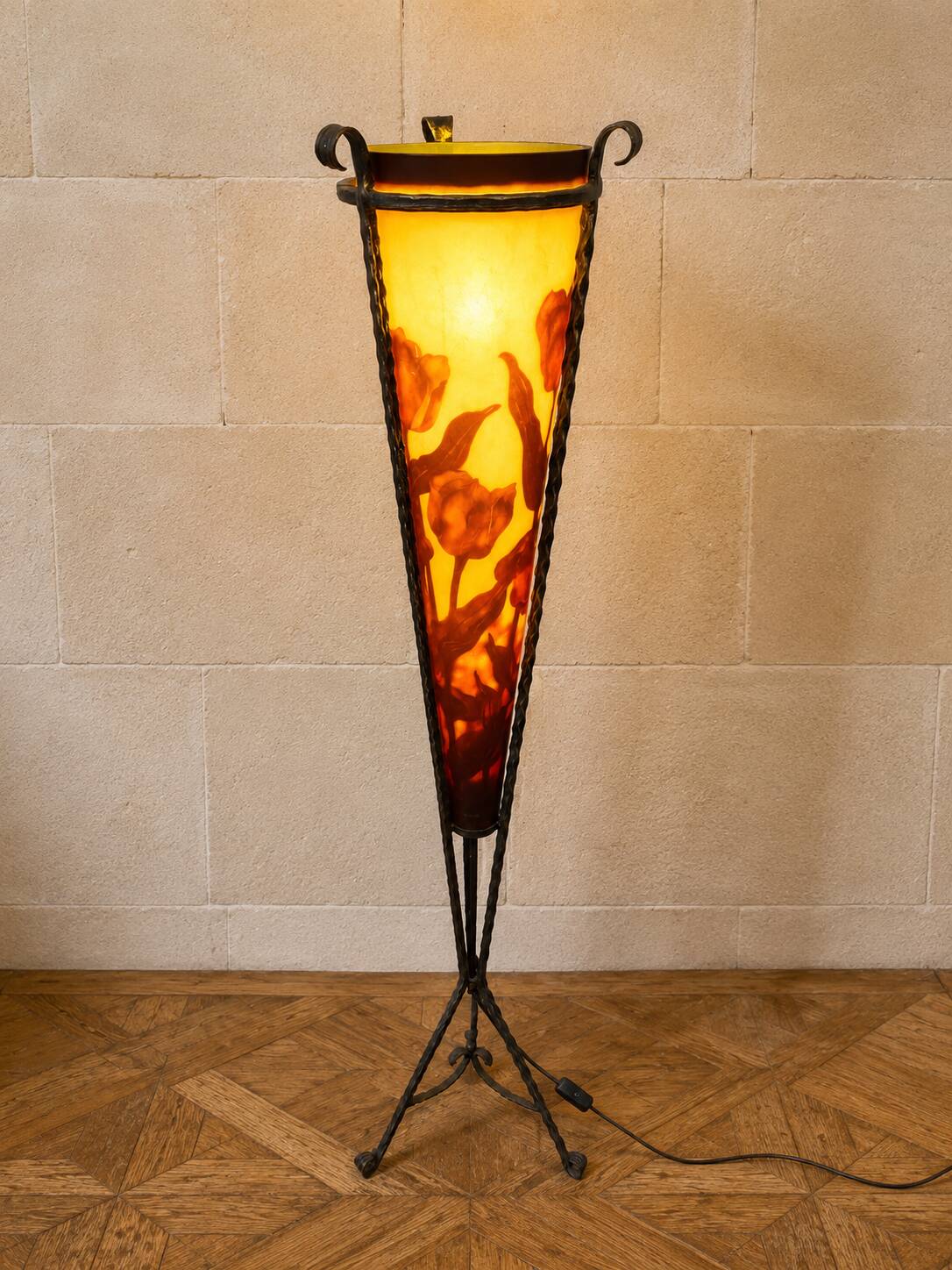 Important Art Nouveau street lamp in wrought iron and glass paste.