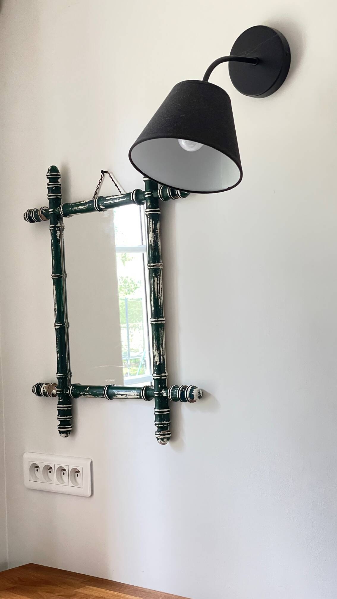 Miroir ancien en bois formant bambou