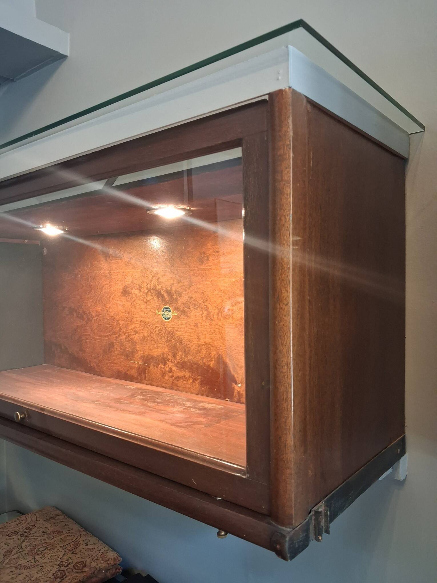 vitrine - coffre en bois et verre