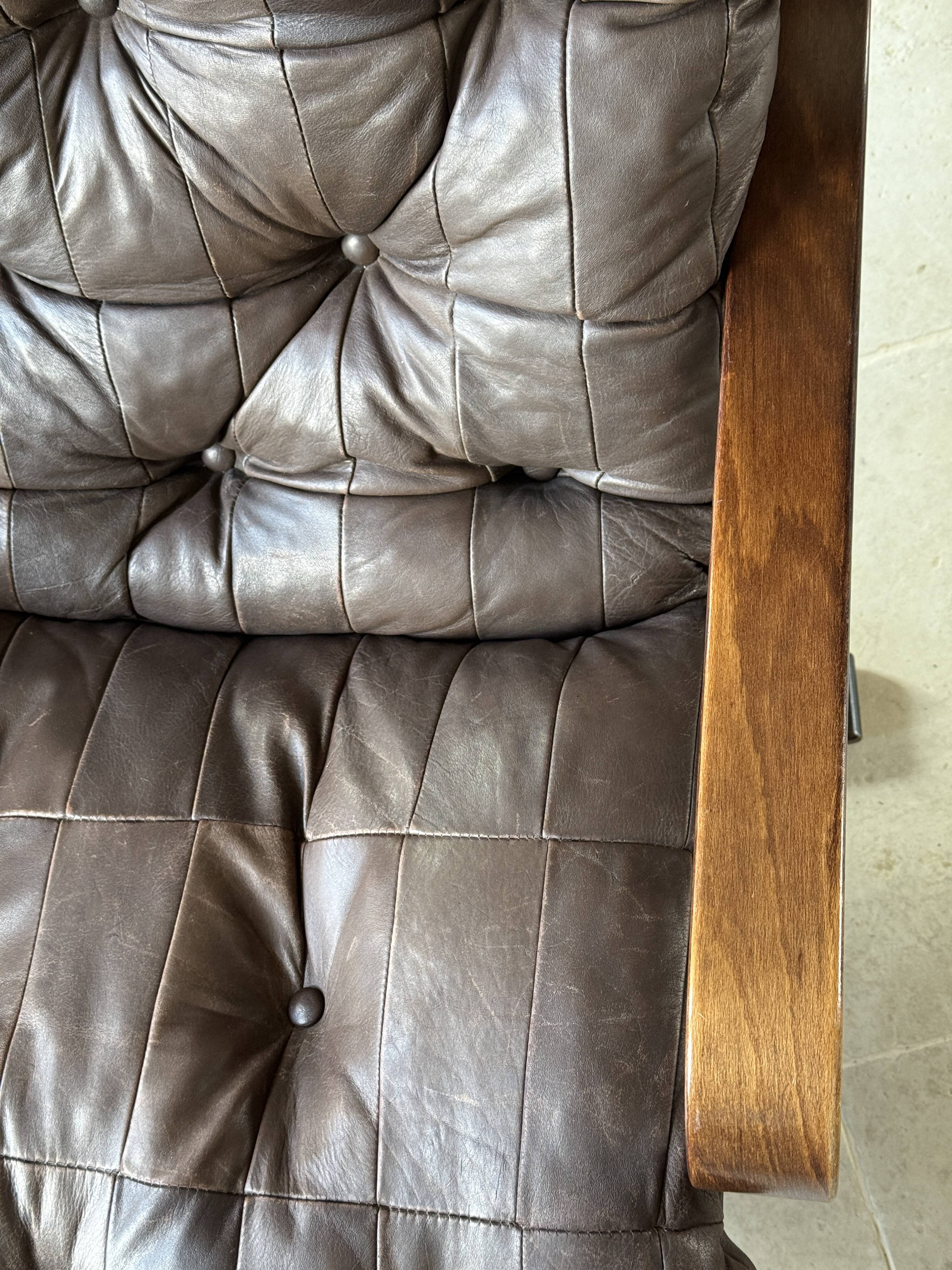 1970s Scandinavian armchair in curved laminated wood with a leather seat.