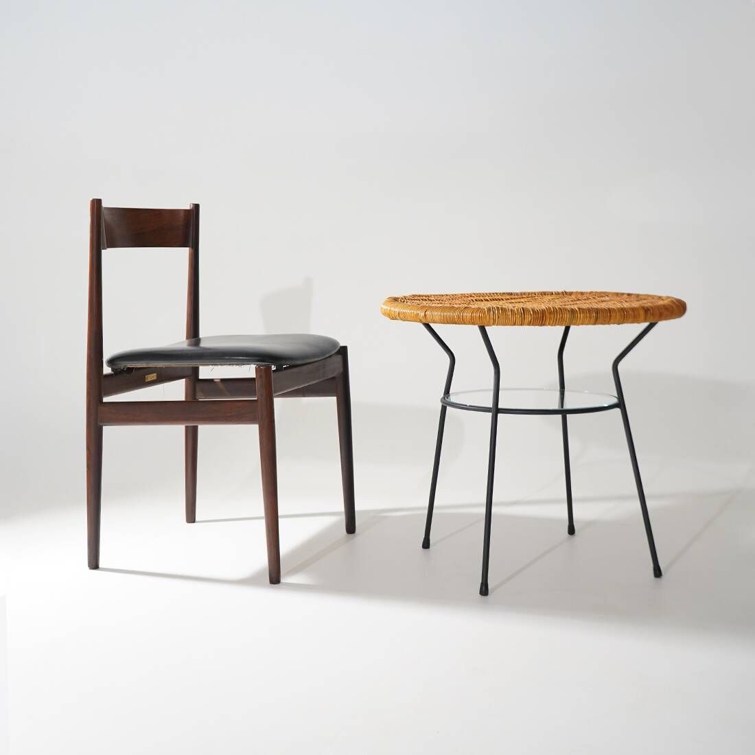 Table basse avec plateau rond en rotin, années 1950