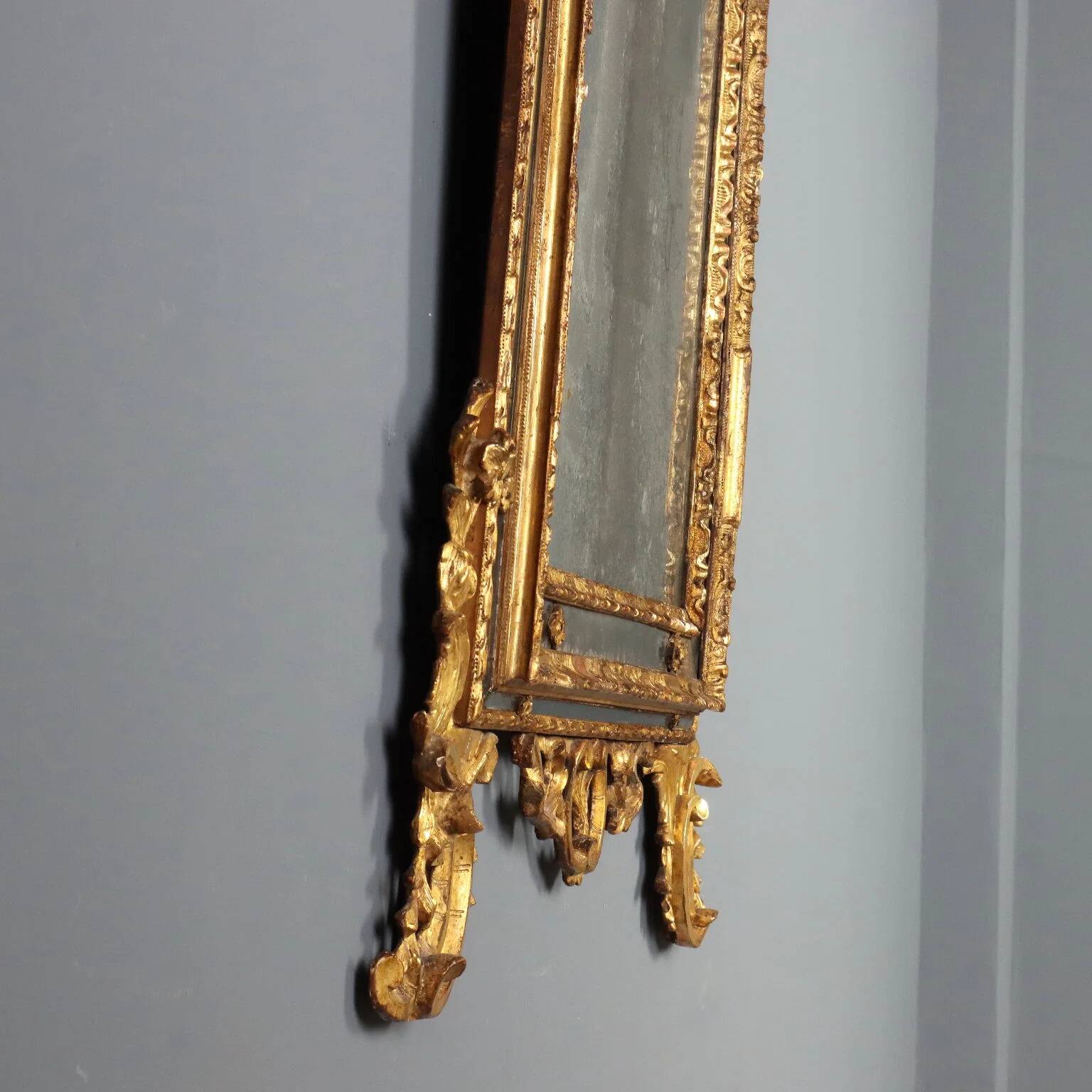 Antique mirror in gilded lime wood, Baroque sculptures, 18th century