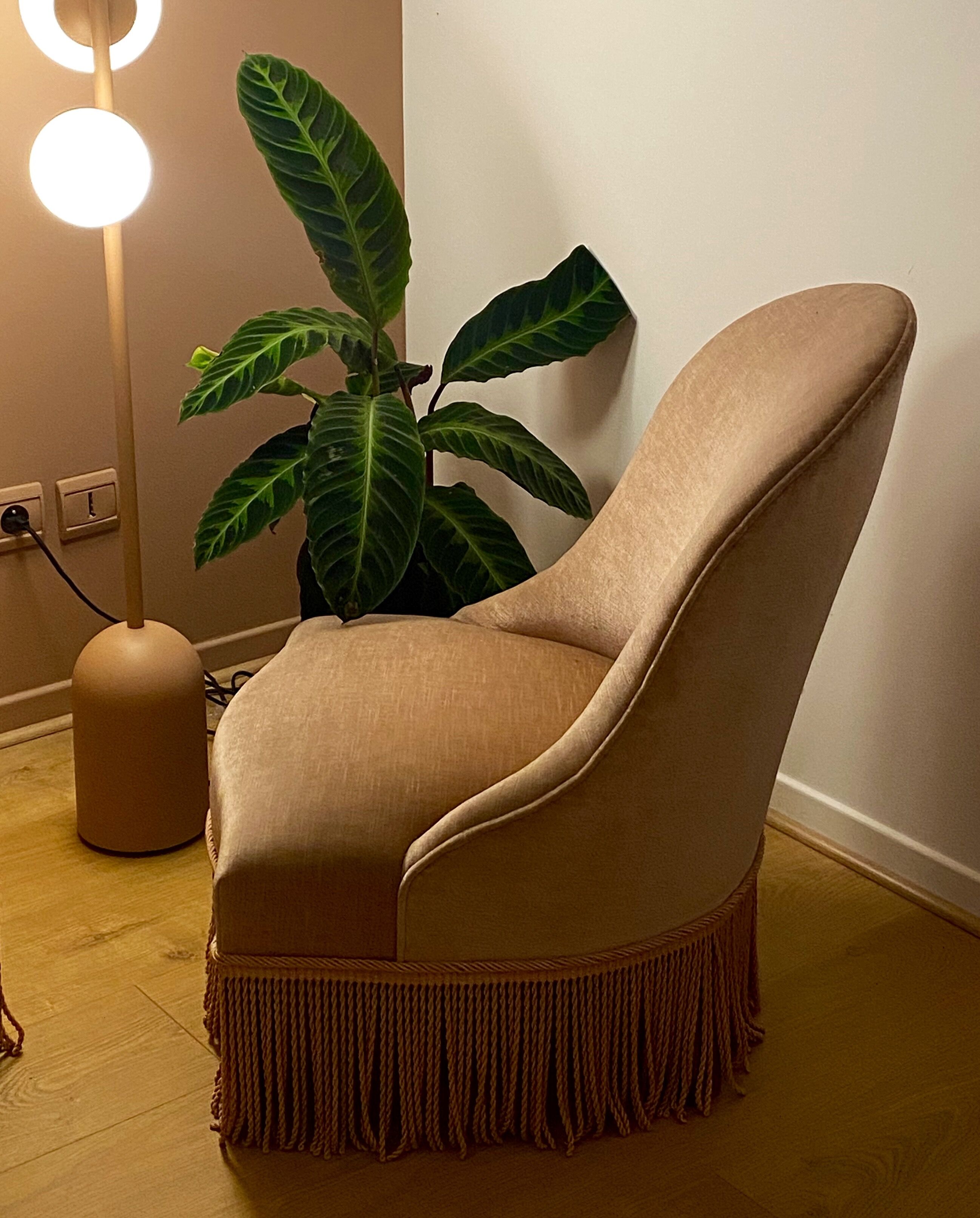 Nude pink toad chair