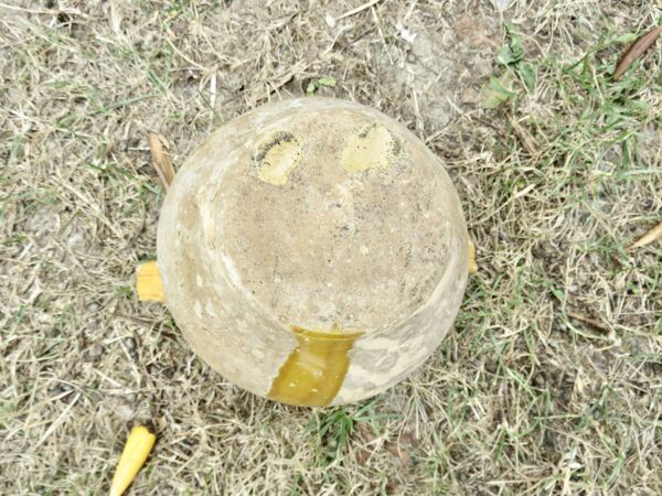 Petit pot en terre cuite vernissé jaune, sud ouest de la France début XXème