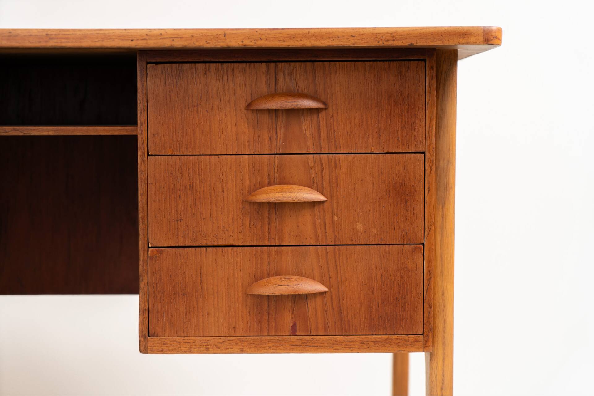Bureau danois en teck, années 1960.