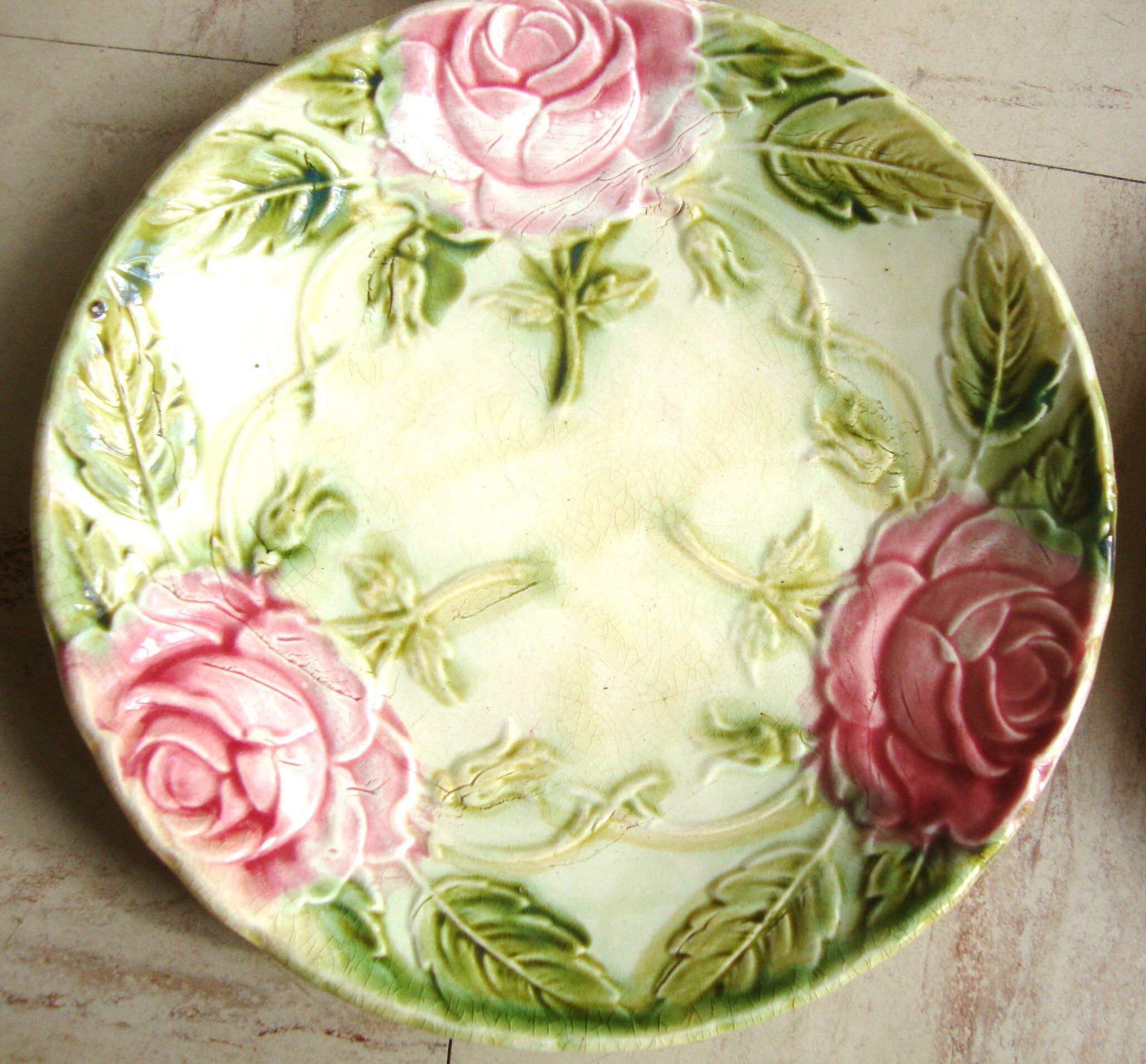 6 plates in slip decoration of roses earthenware of Onnaing