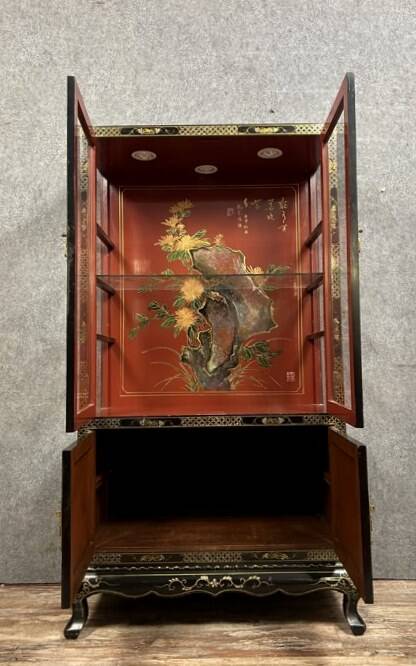 20th century China: Pretty bookcase in lacquer, hard stone and mother-of-pearl with three glazed sides