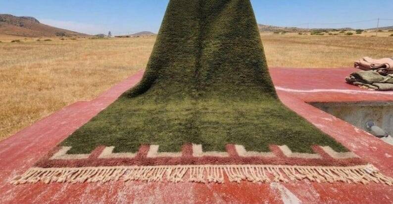 Moroccan Berber rug in khaki green and ecru 300x200 cm – handmade