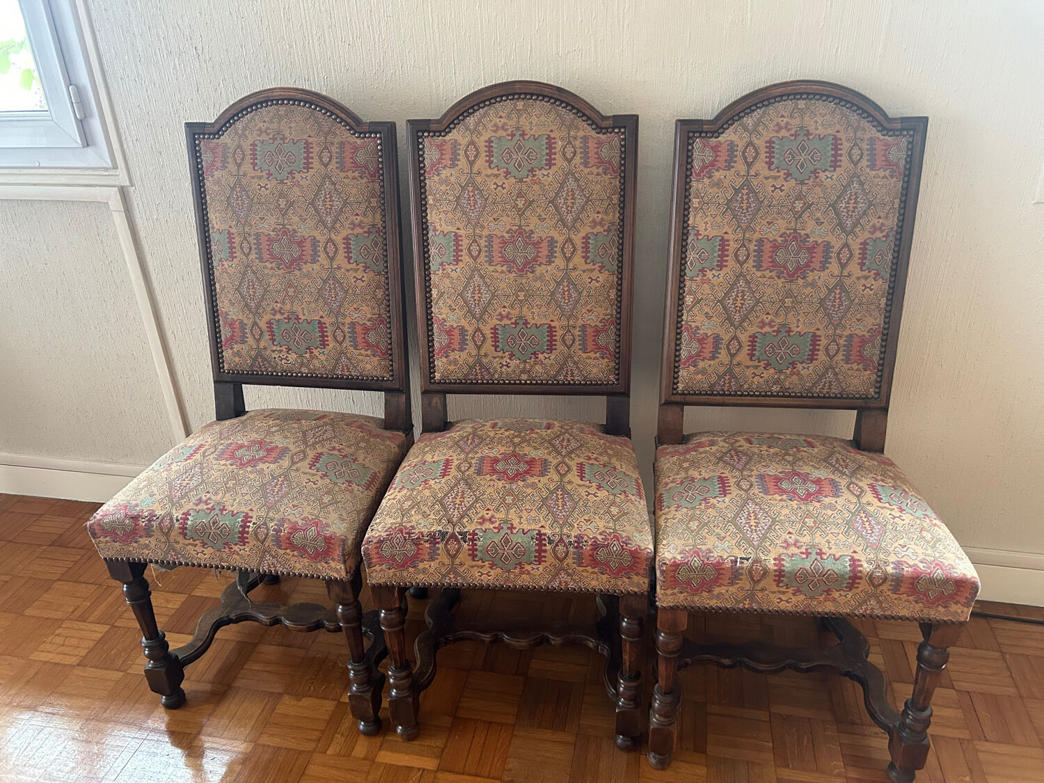 Solid oak dining table and 6 matching chairs.