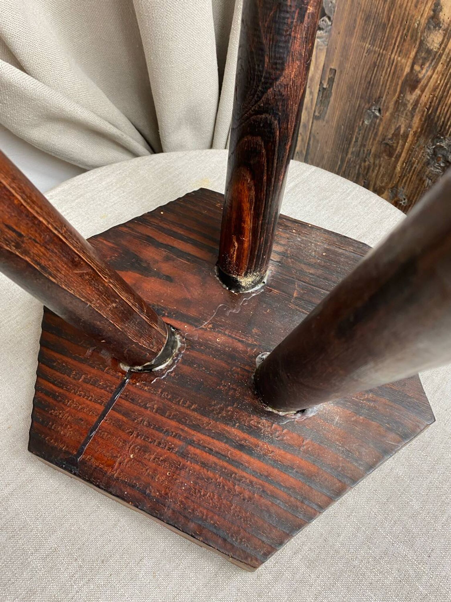 Tabouret de ferme français  tripode en bois années 60
