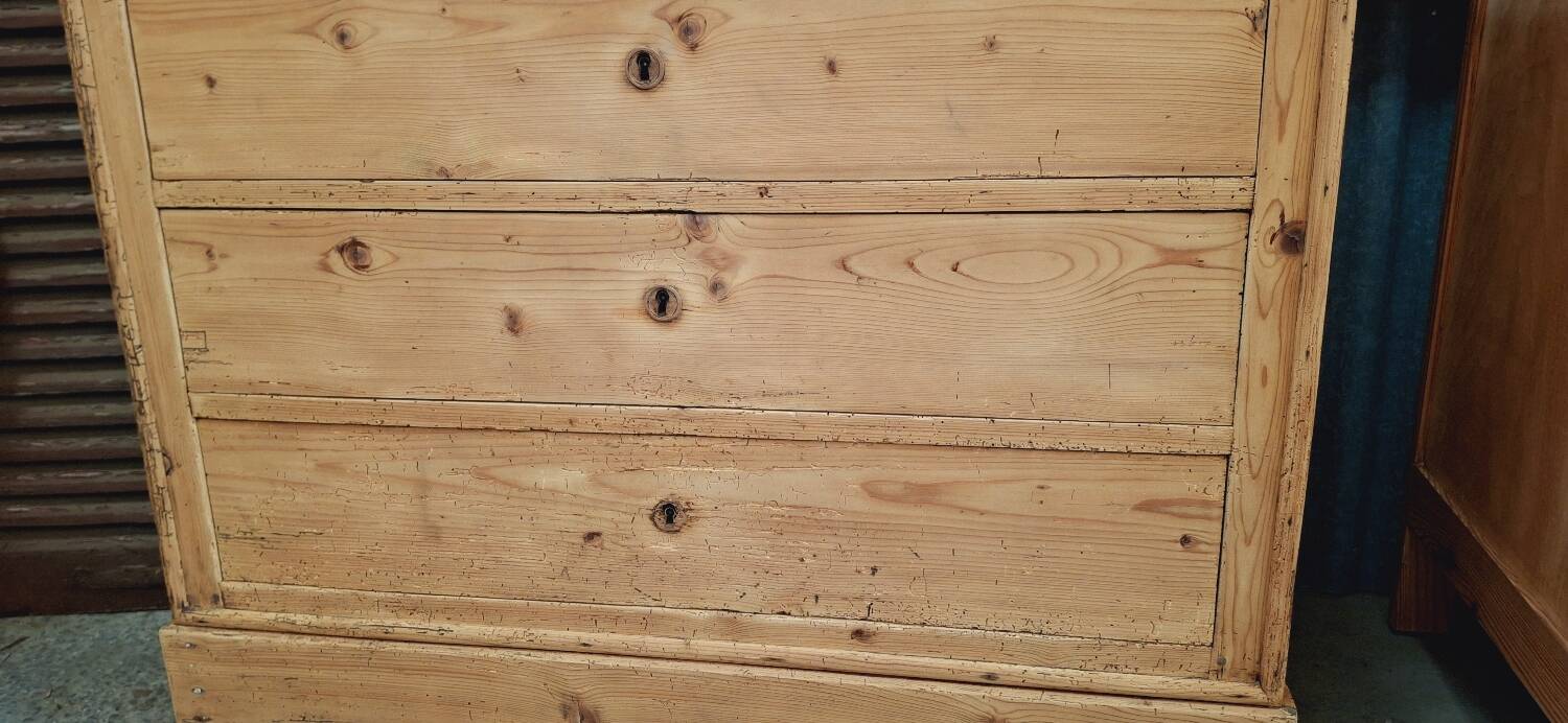 Antique chest of drawers