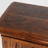 Armoire belge à une porte sculptée à la main du XVIe siècle en chêne massif