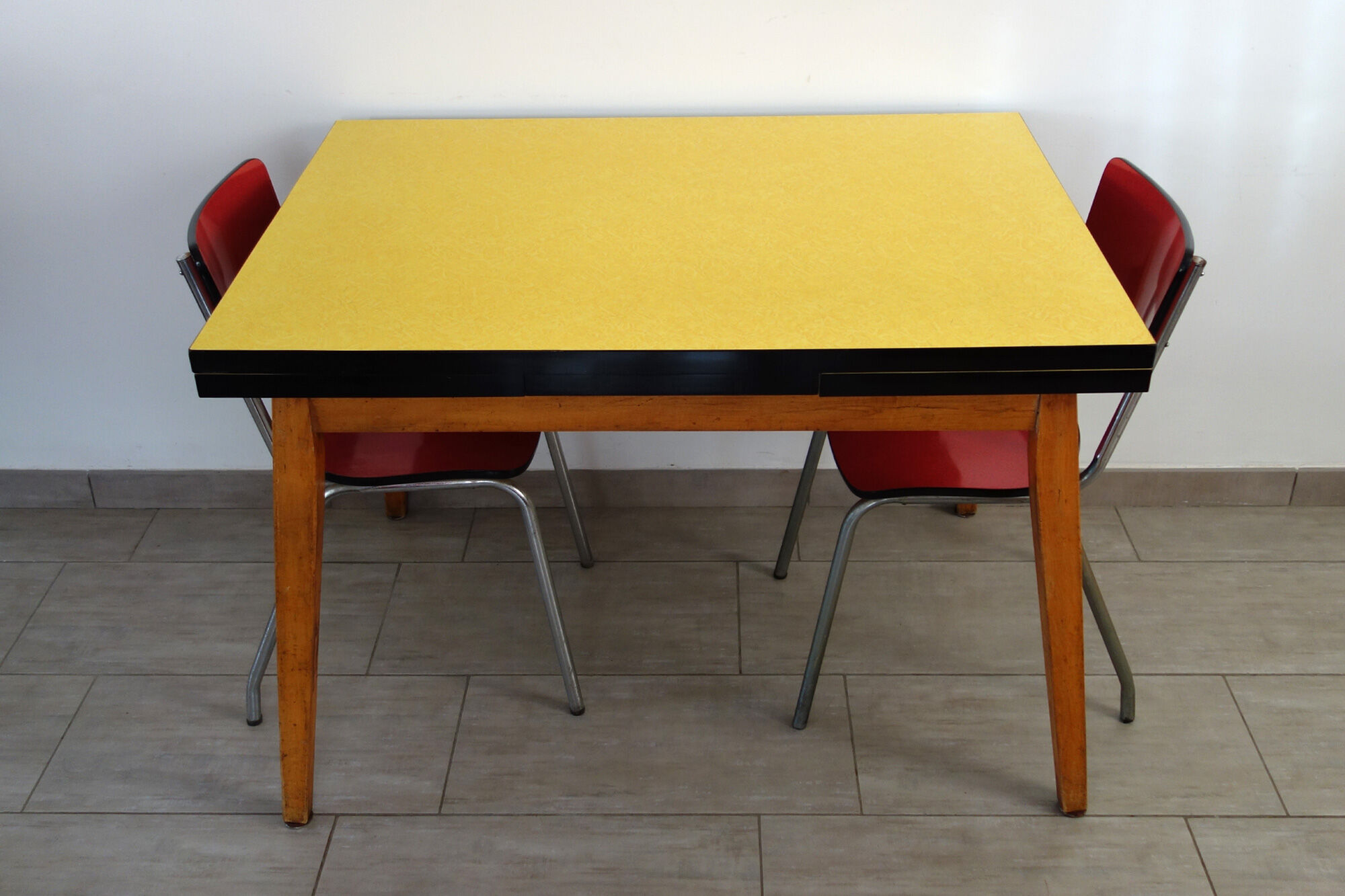 Table formica jaune et pieds bois années 50