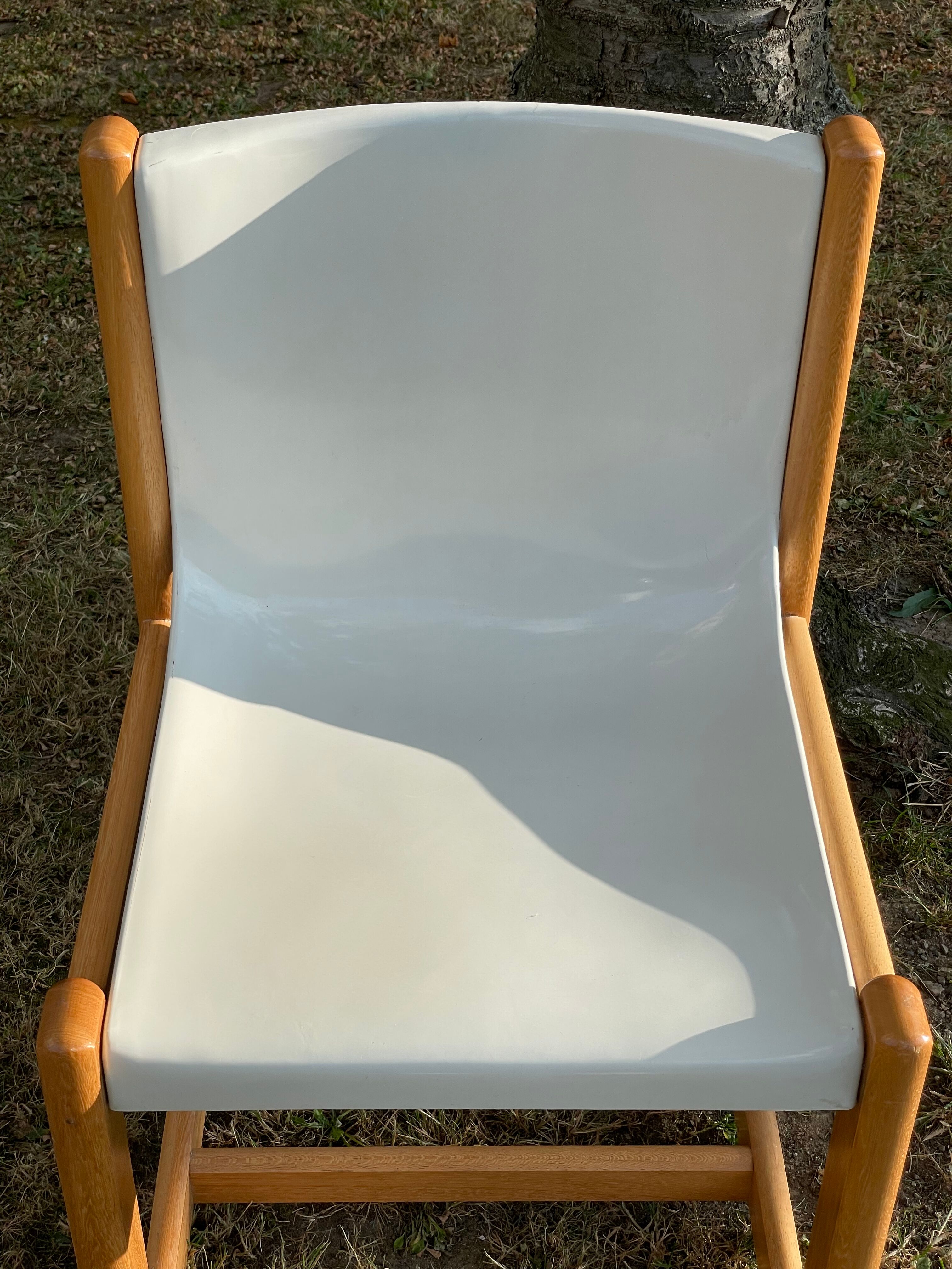 Gautier chair in white thermoformed plastic and wood