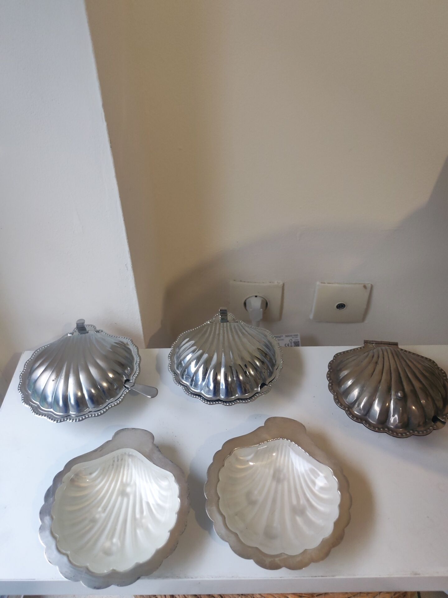 5 scallop butter dishes
