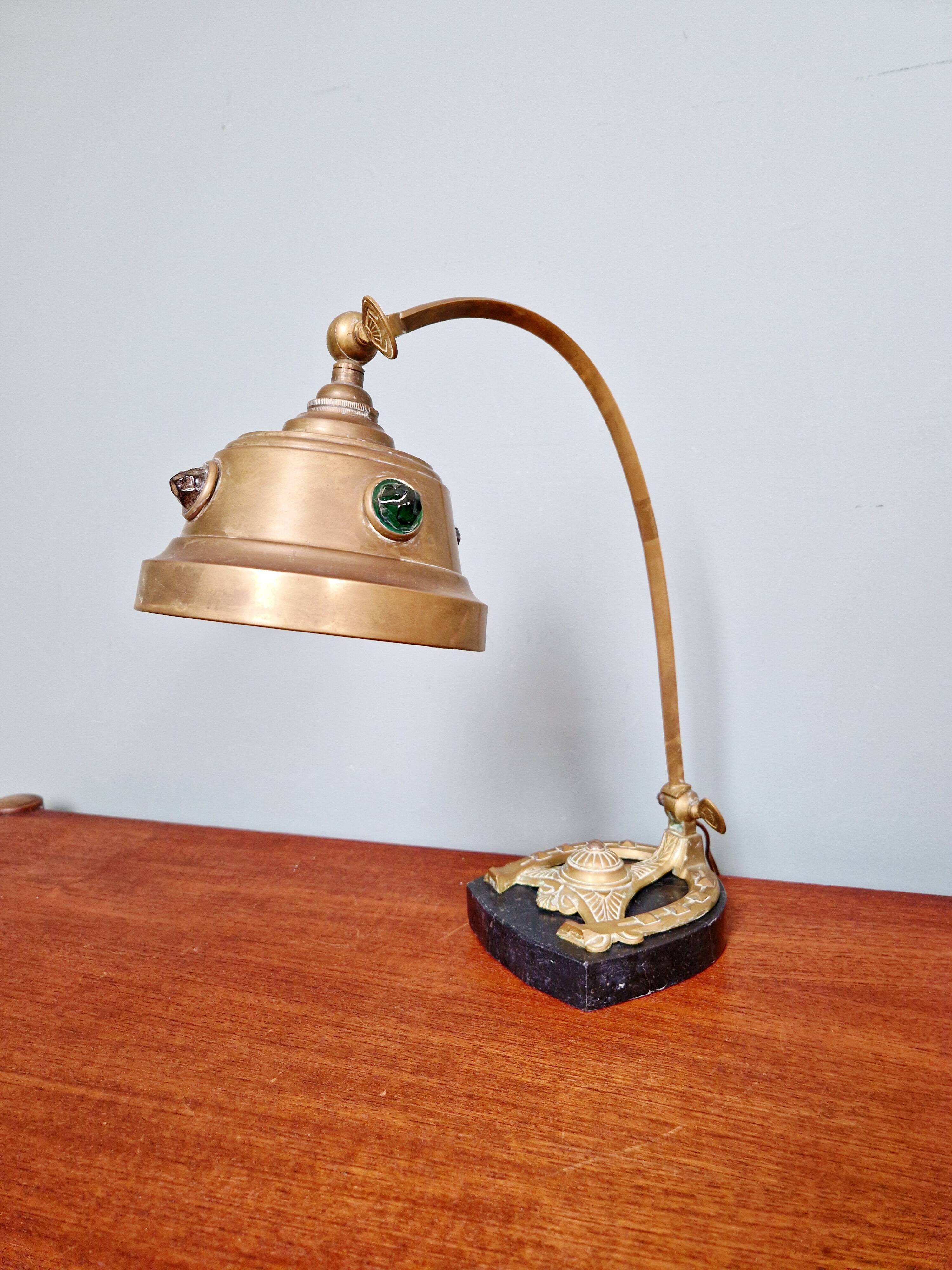 Art Nouveau desk lamp in brass on a black marble base, 1910-20.