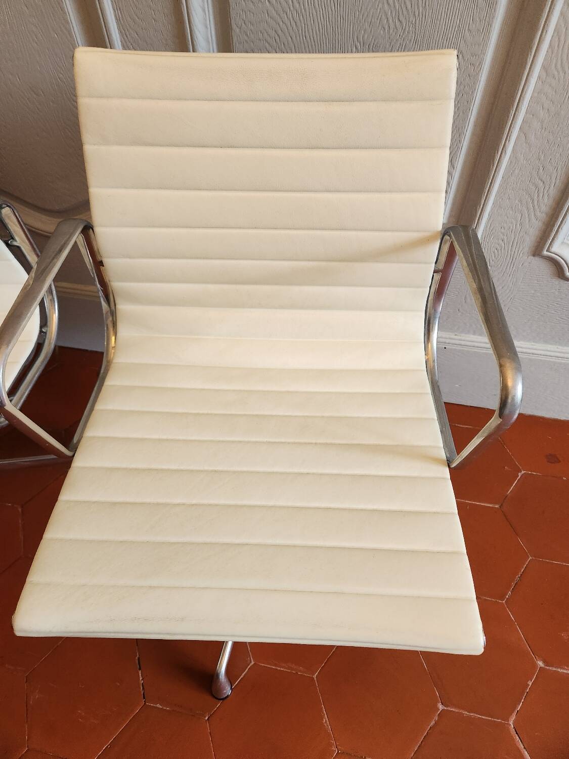 Fauteuil EA 108 Eames édité par Vitra