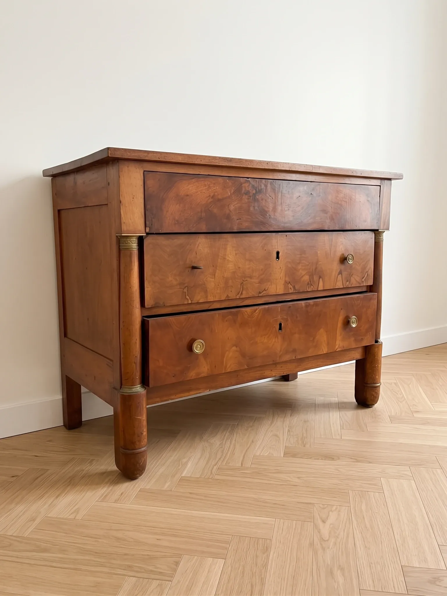 Meuble de rangement ancien en bois avec vitrine