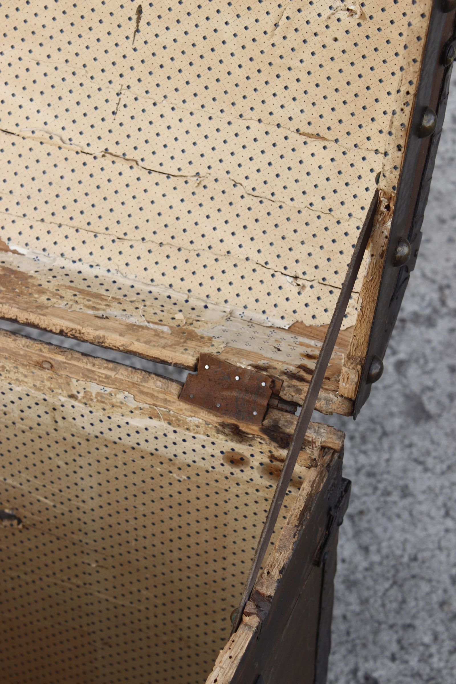 Chest or travel trunk in wood and wrought iron, 18th century