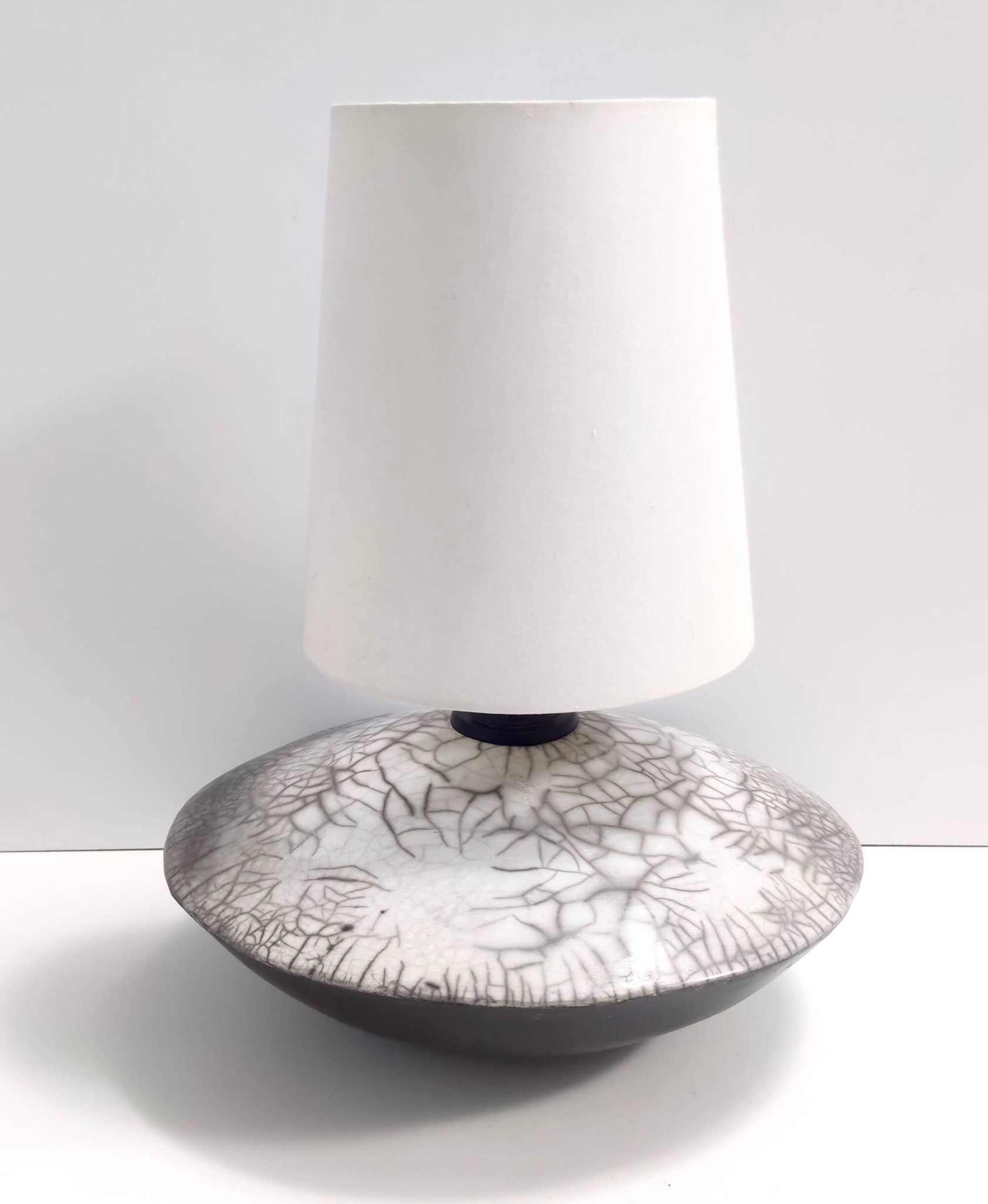 Lampe postmoderne en céramique Raku grise faite à la main, signée, Italie