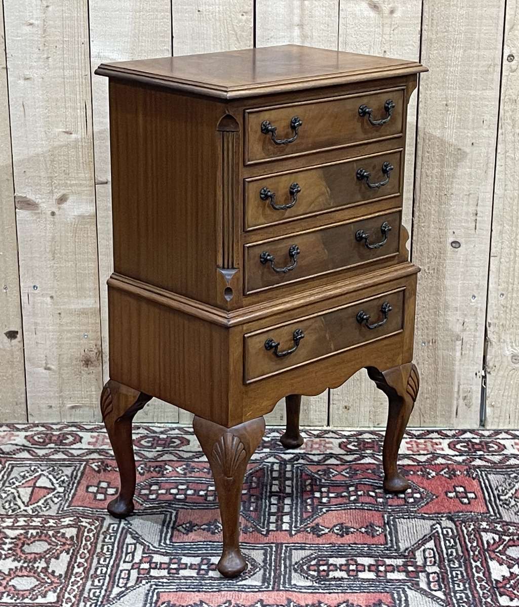 Small English mahogany chest of drawers from the 50s