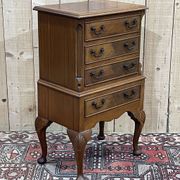 Petite commode anglaise en acajou des années 50