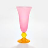 Vase à pieds hauts en rose vif