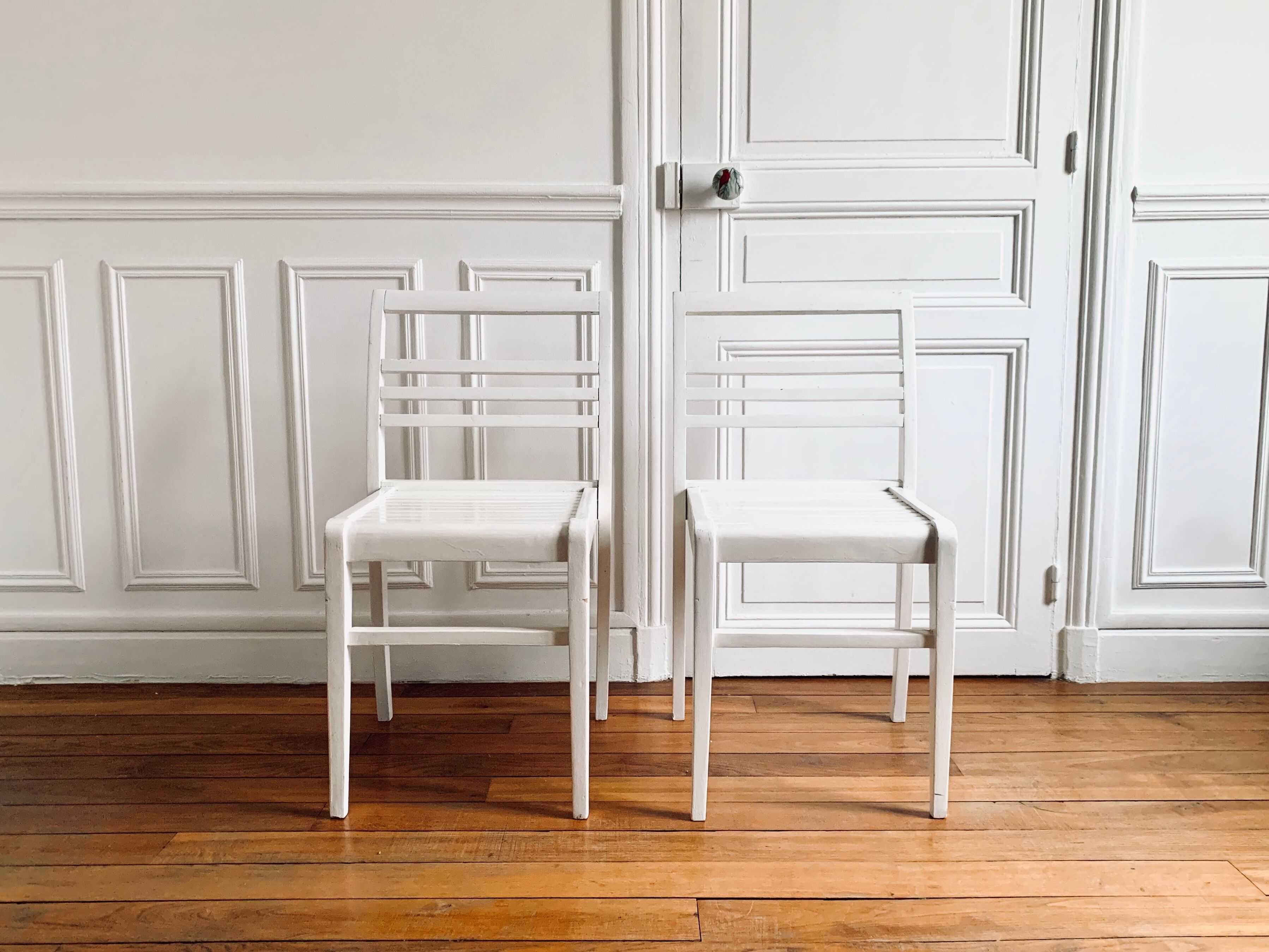 Paire de chaises par René Gabriel
