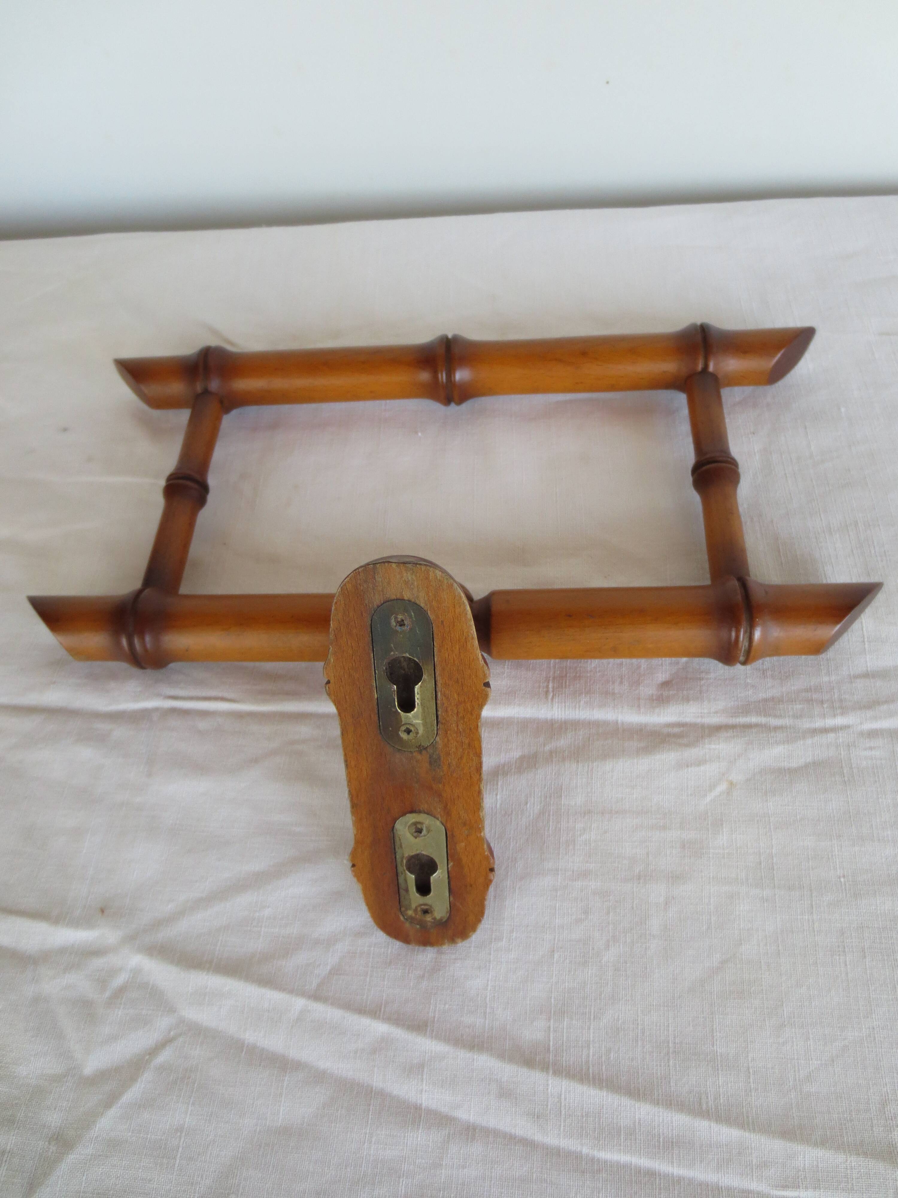 Wall-mounted canopy bed, in bamboo style wood.