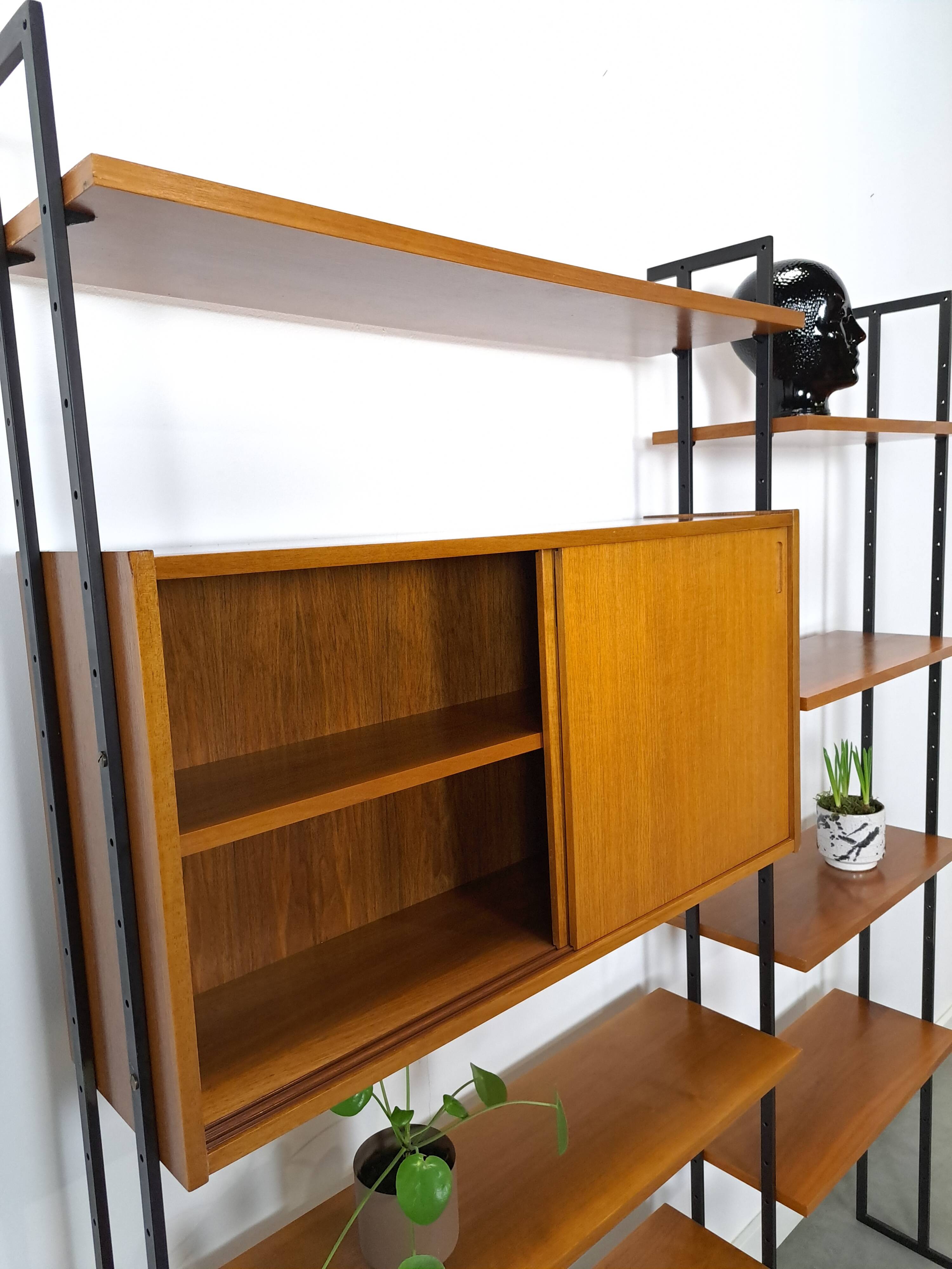 Modulair Omnia wandsysteem, Hilker, teak en zwart staal met legplanken