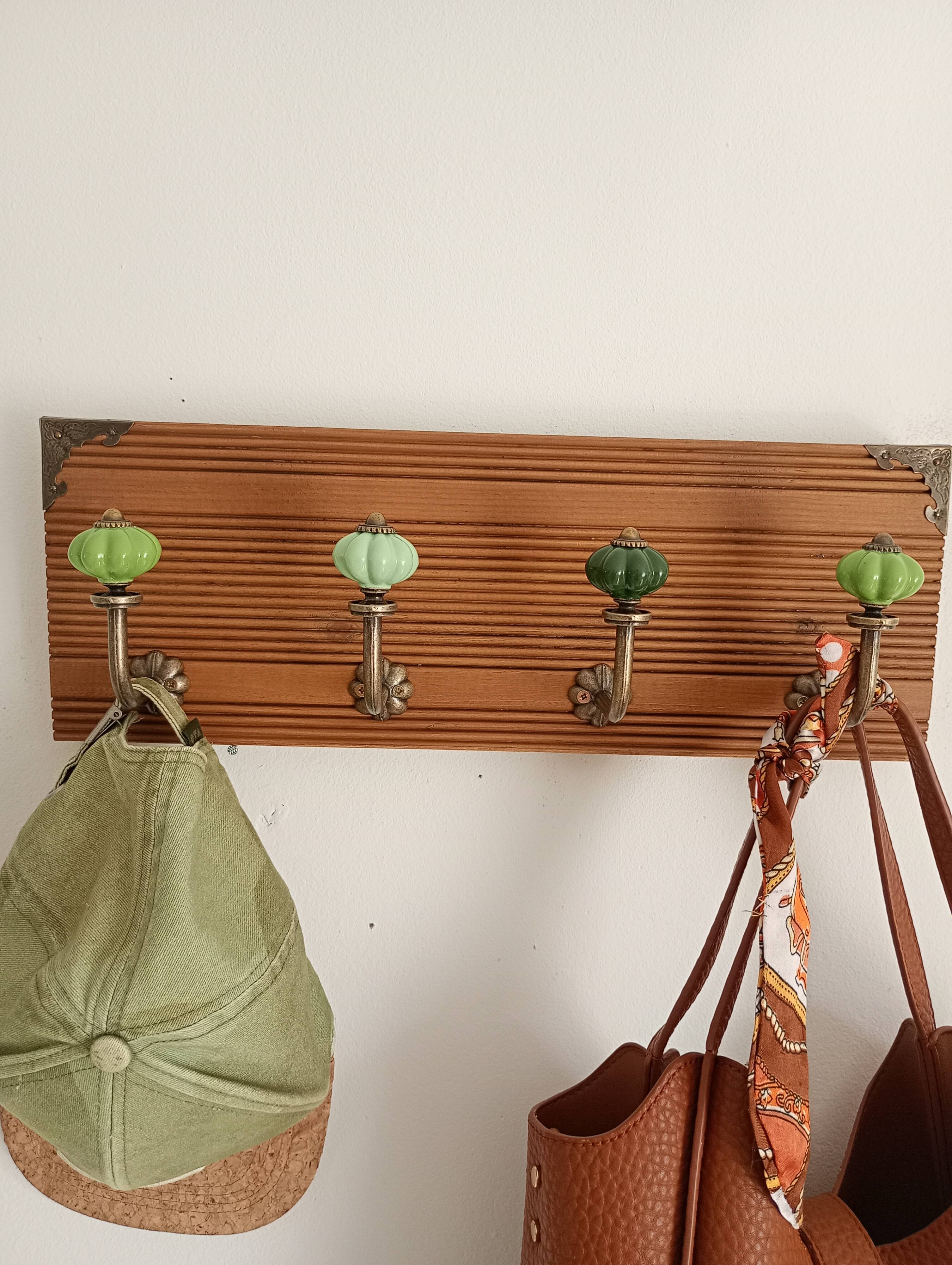 Wall-mounted coat rack in wood – 40 cm – 4 hooks in metal and green ceramic