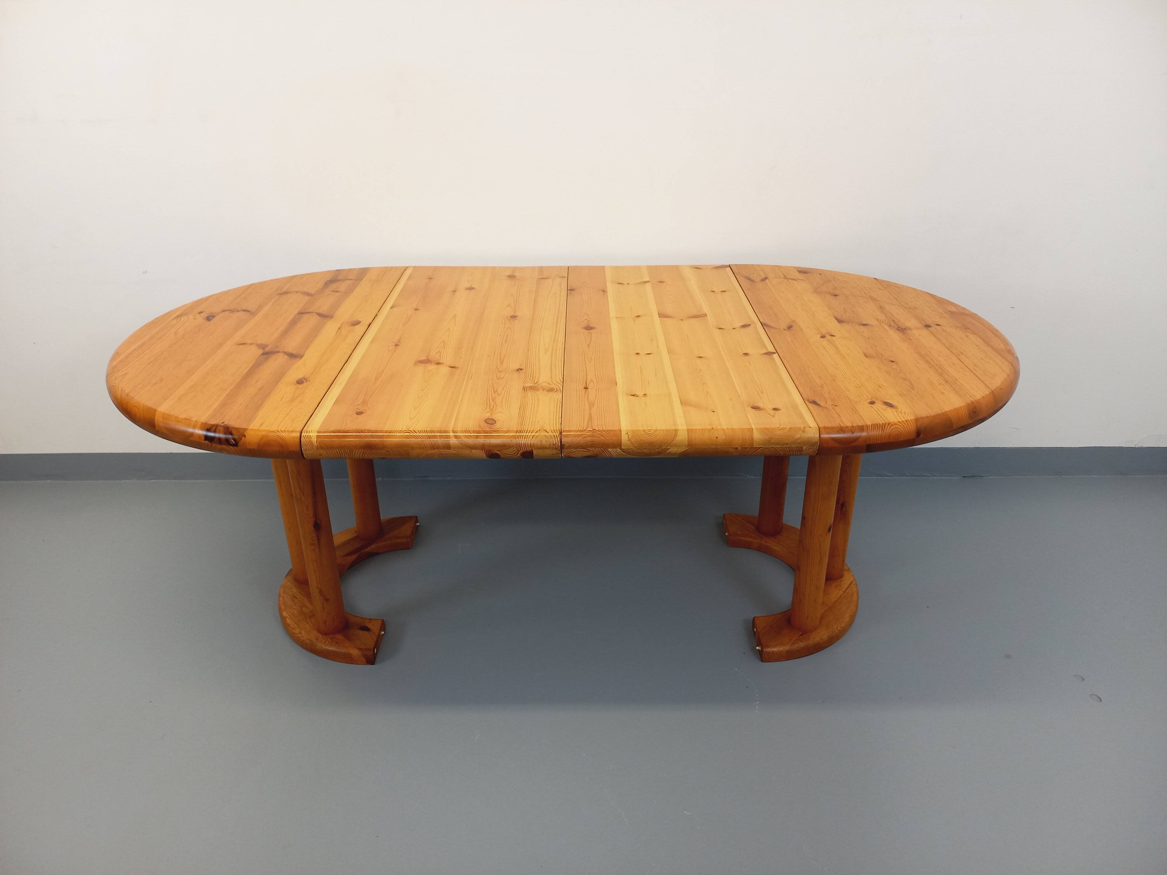 Vintage Scandinavian round dining table by Rainer Daumiller in pine from the 1960s.