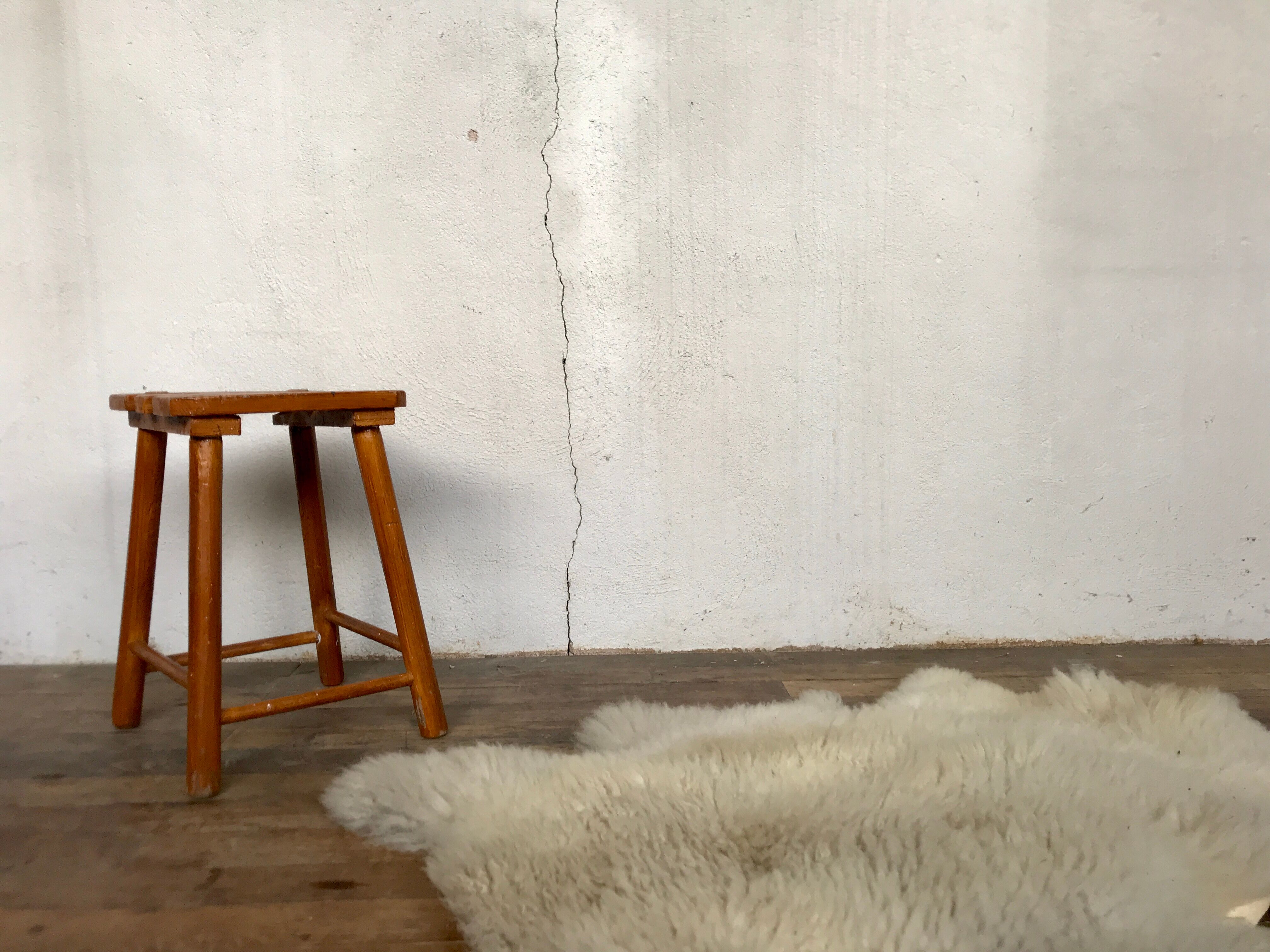 Tabouret primitif brutaliste porte plante tripode bout de canapé bois massif 1950 Décoration meuble