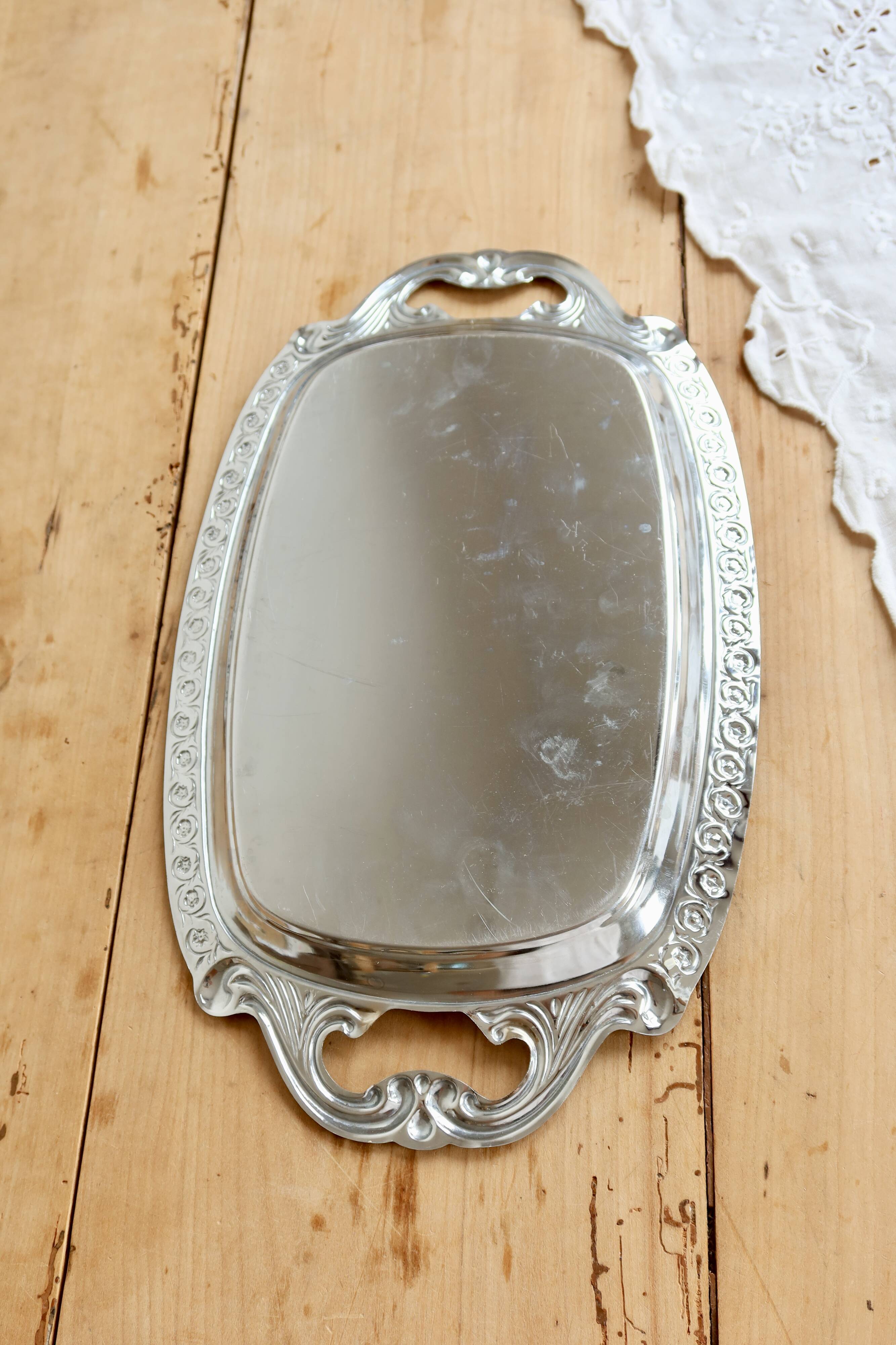 Vintage silver-plated serving tray – Handles and engraved border style