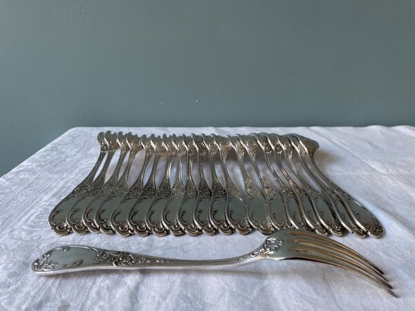 Série de 21 fourchettes de table anciennes en métal argenté