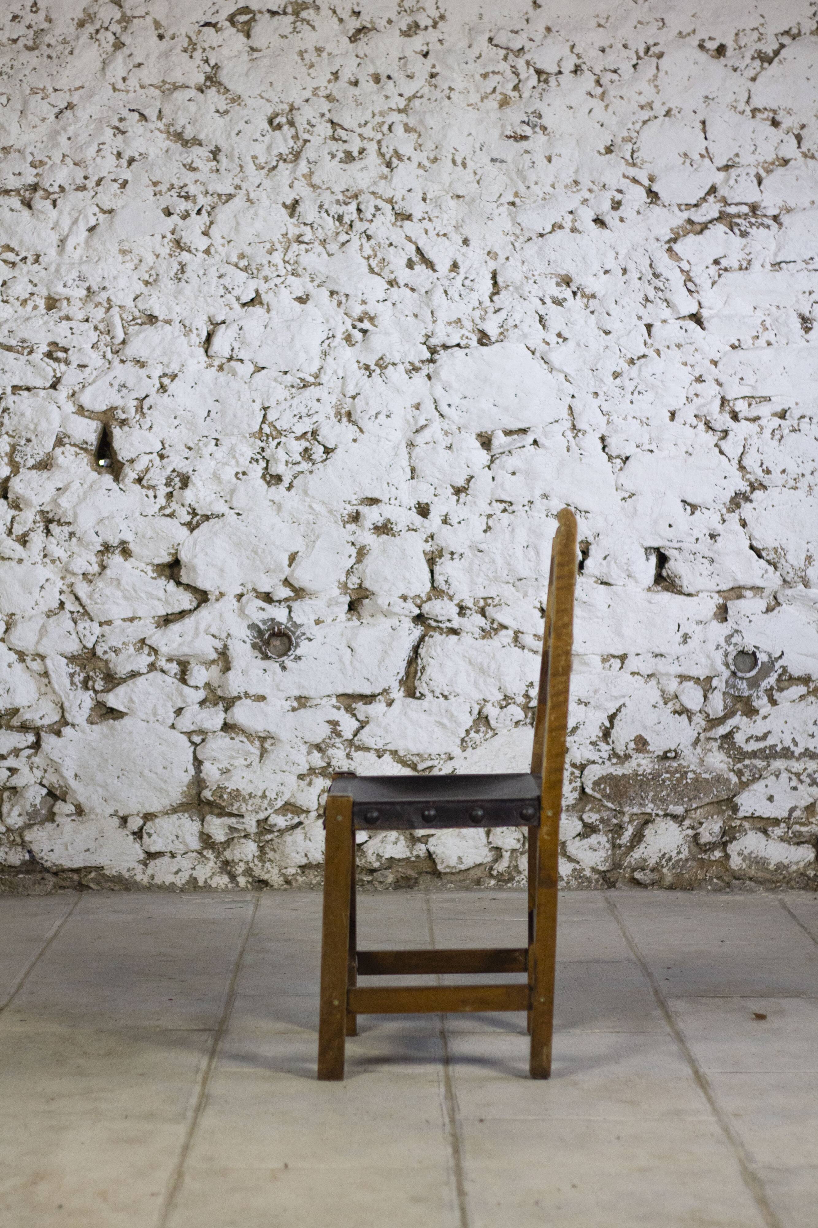 Chaise brutaliste bois et cuir espagnol, 1950