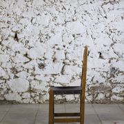 Chaise brutaliste bois et cuir espagnol, 1950