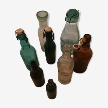 Lot 8 de bouteilles anciennes