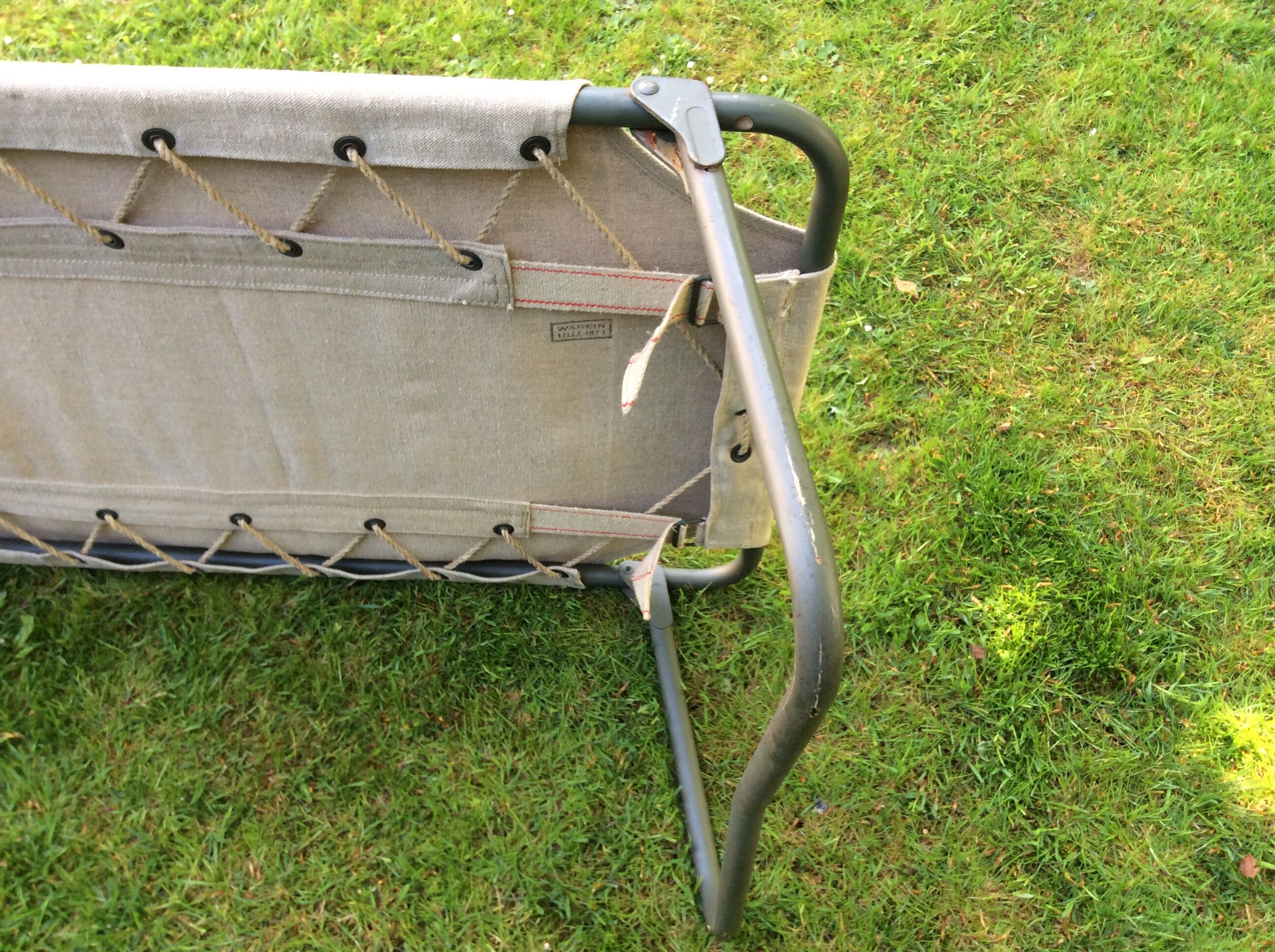 Lit de camp militaire